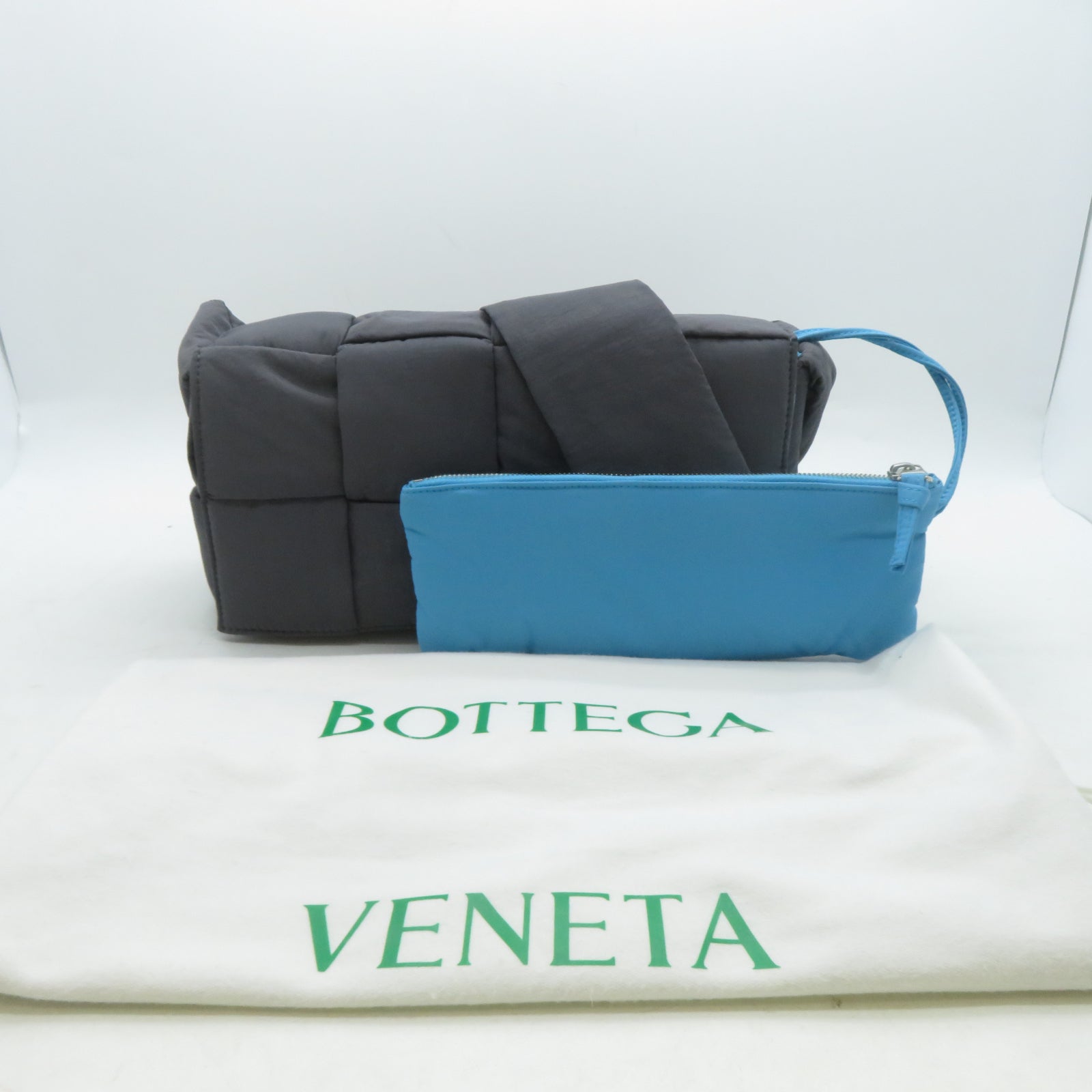 BOTTEGA VENETA 尼龍Padded Tech Cassette Bag銀扣肩背袋灰色