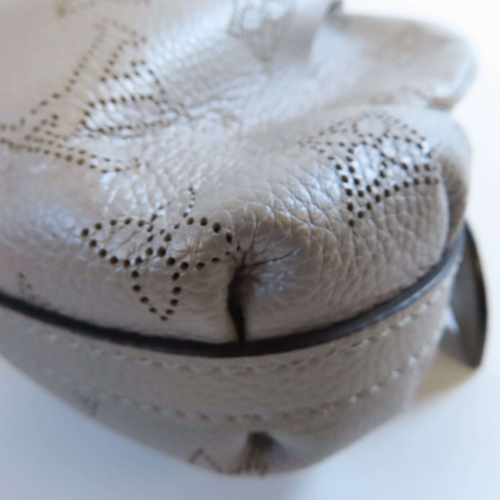 LOUIS VUITTON Mahina Scara Mini銀扣肩背袋銀色