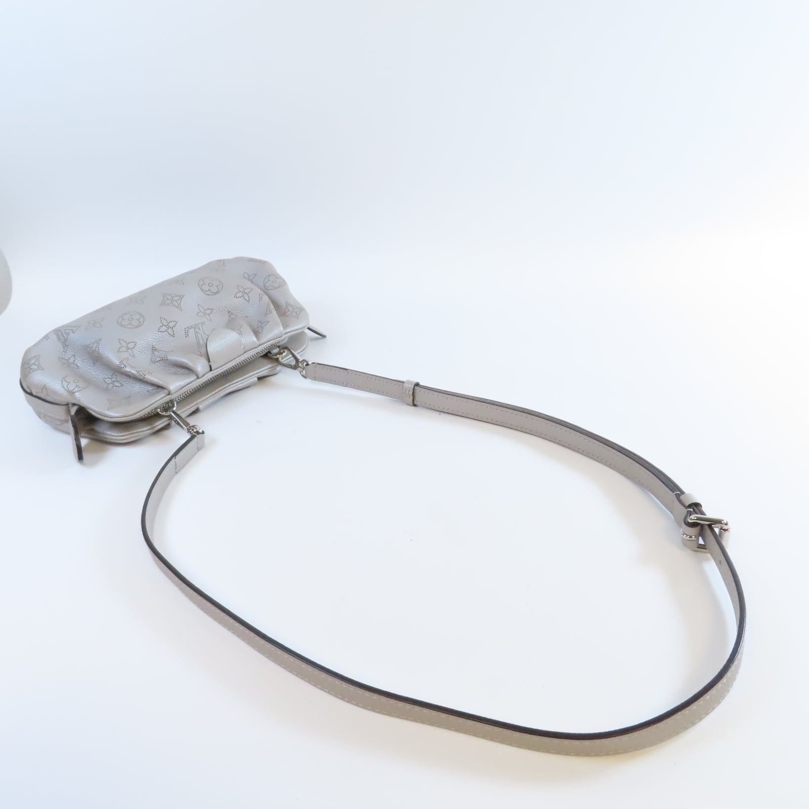 LOUIS VUITTON Mahina Scara Mini銀扣肩背袋銀色
