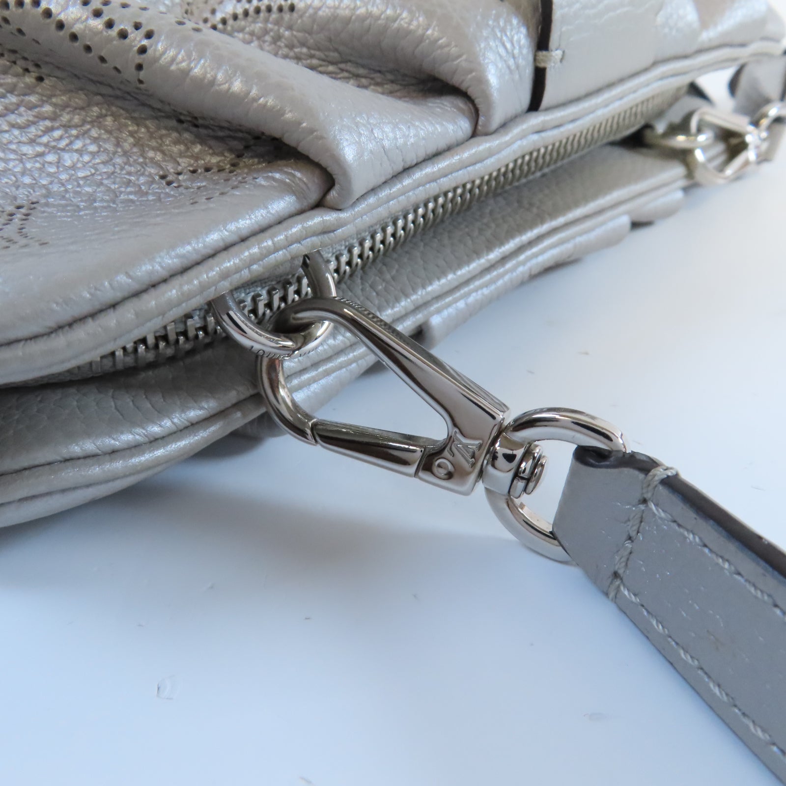 LOUIS VUITTON Mahina Scara Mini銀扣肩背袋銀色