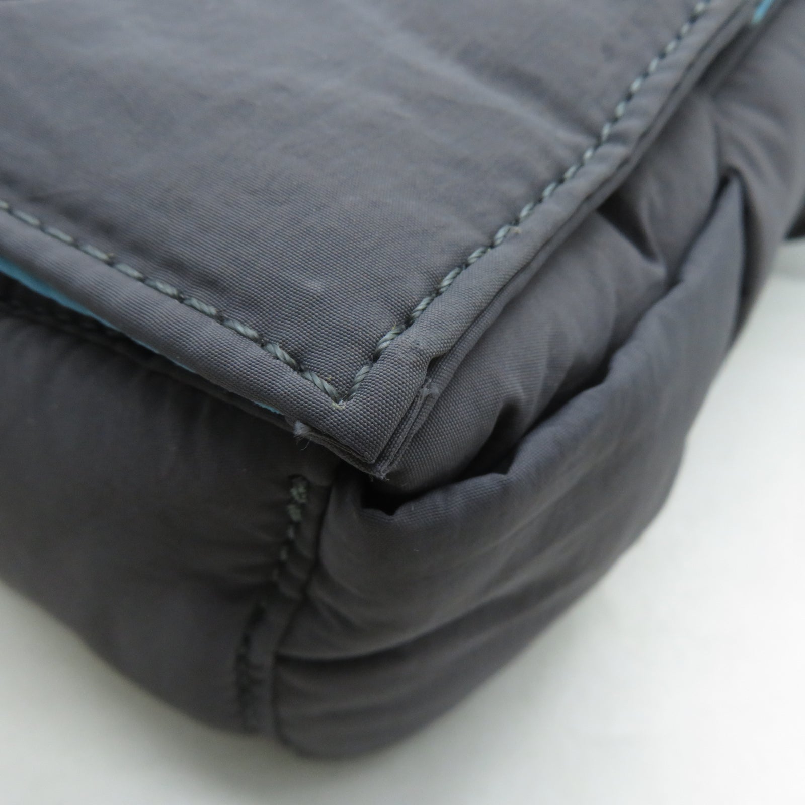 BOTTEGA VENETA 尼龍Padded Tech Cassette Bag銀扣肩背袋灰色