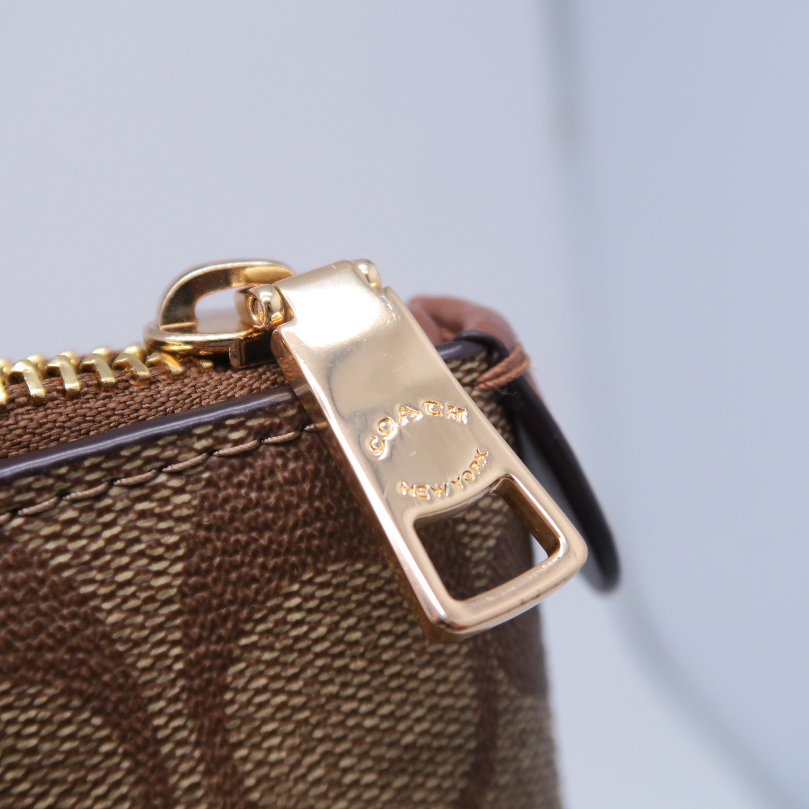 COACH 涂层帆布Tote Bag金扣手挽袋啡色
