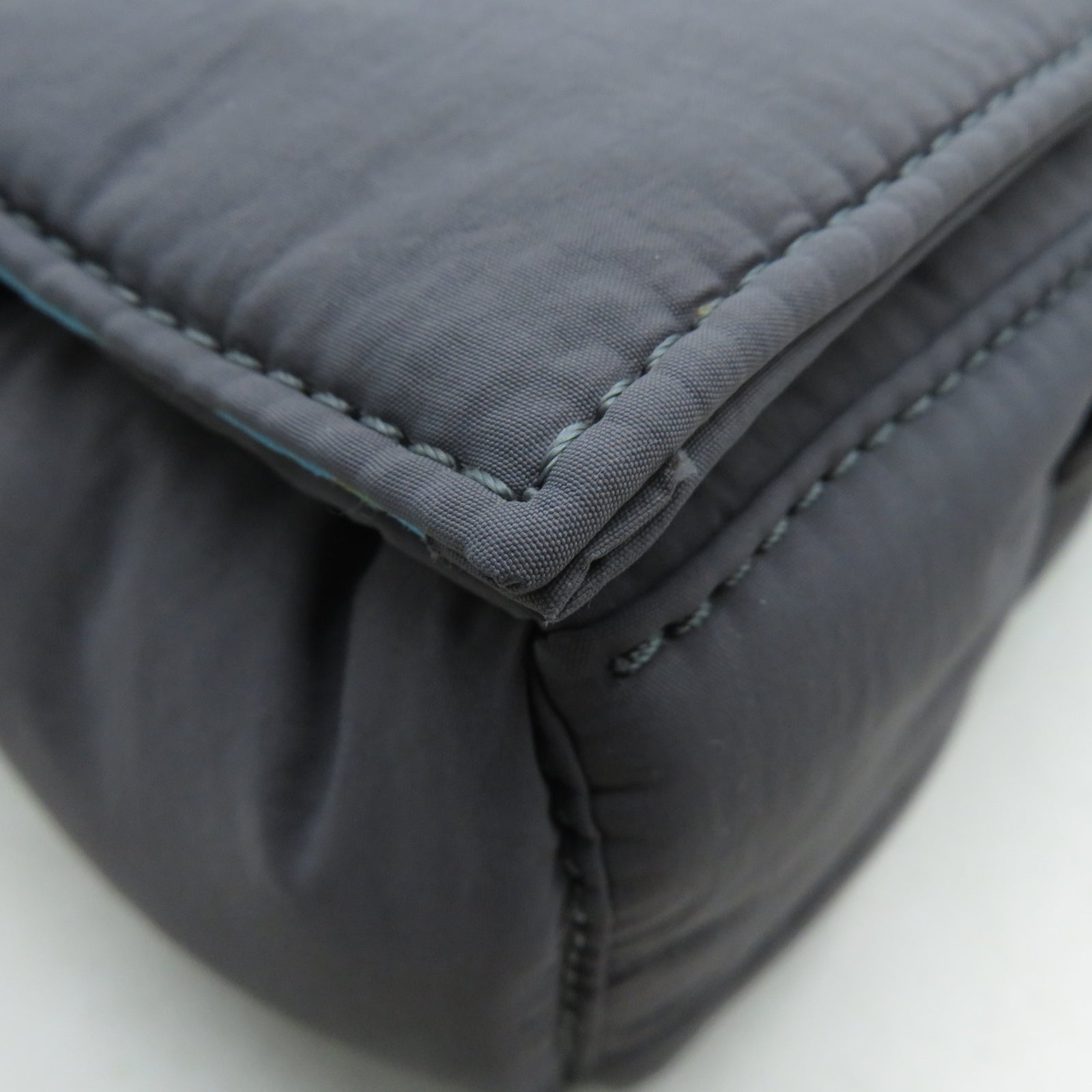 BOTTEGA VENETA 尼龍Padded Tech Cassette Bag銀扣肩背袋灰色