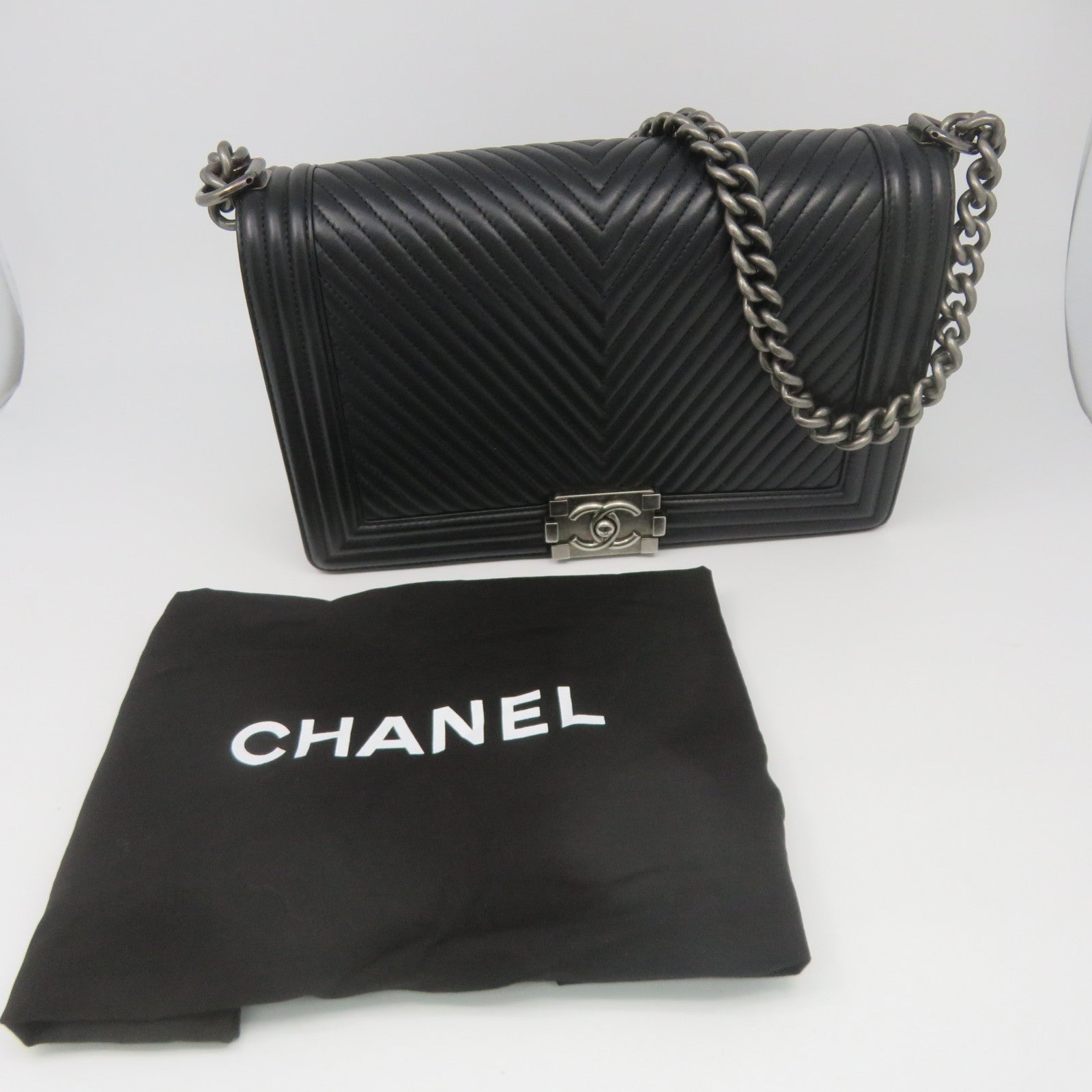 CHANEL 斜紋羊皮皮革Boy 28 Chain Shoulder鏈帶肩背袋黑色