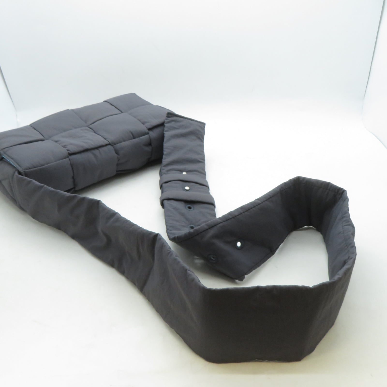 BOTTEGA VENETA 尼龍Padded Tech Cassette Bag銀扣肩背袋灰色
