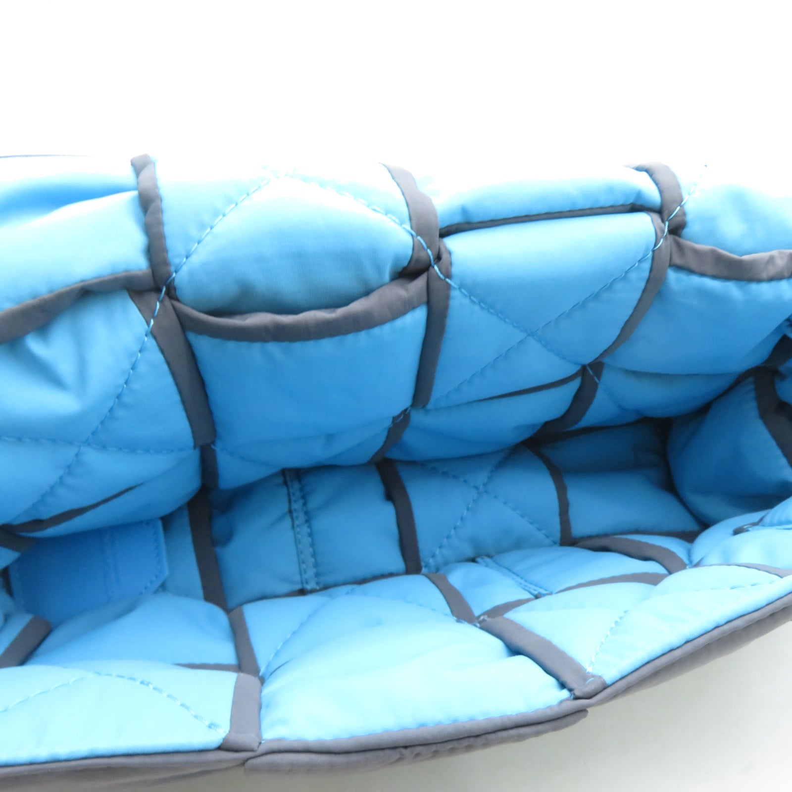 BOTTEGA VENETA 尼龍Padded Tech Cassette Bag銀扣肩背袋灰色