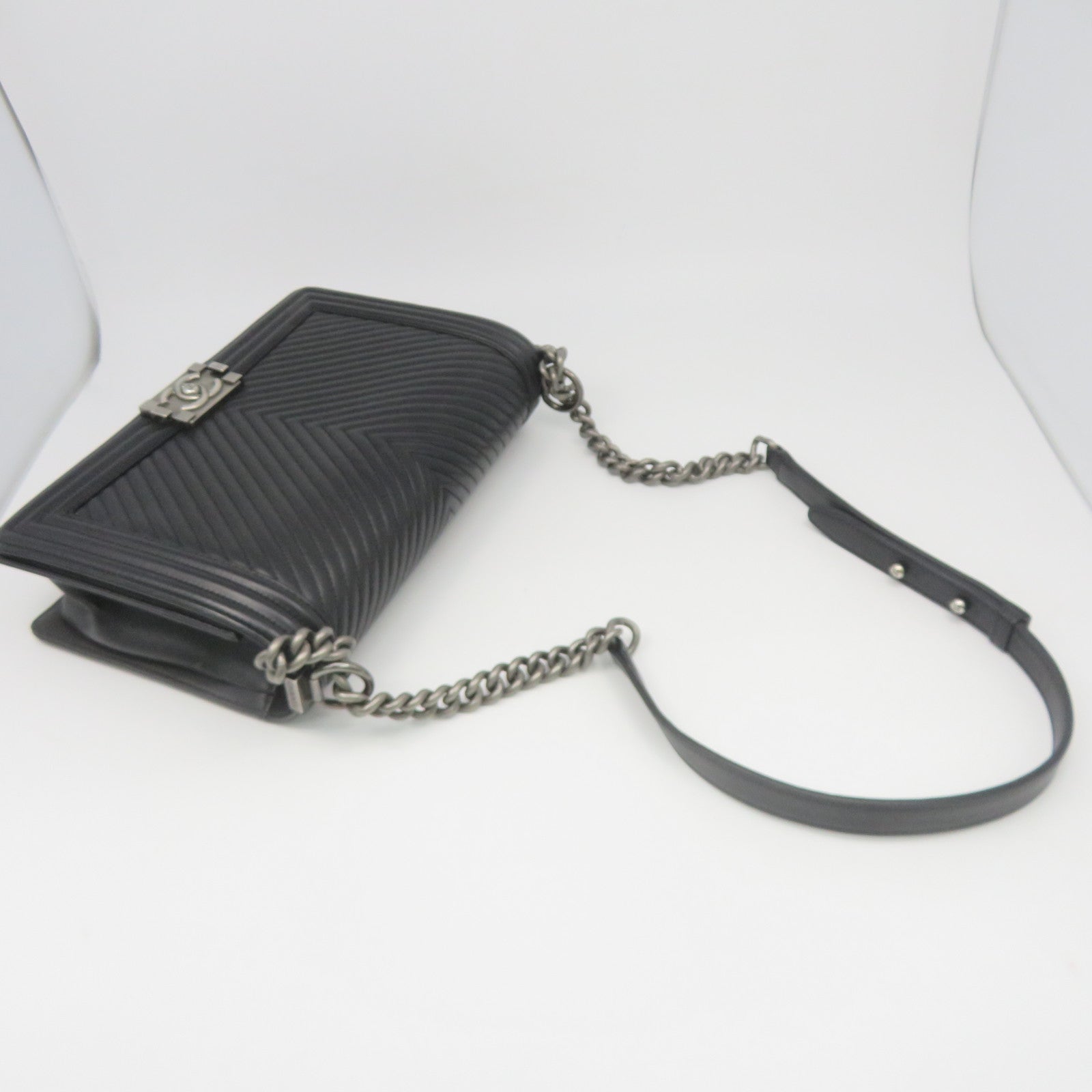 CHANEL 斜紋羊皮皮革Boy 28 Chain Shoulder鏈帶肩背袋黑色