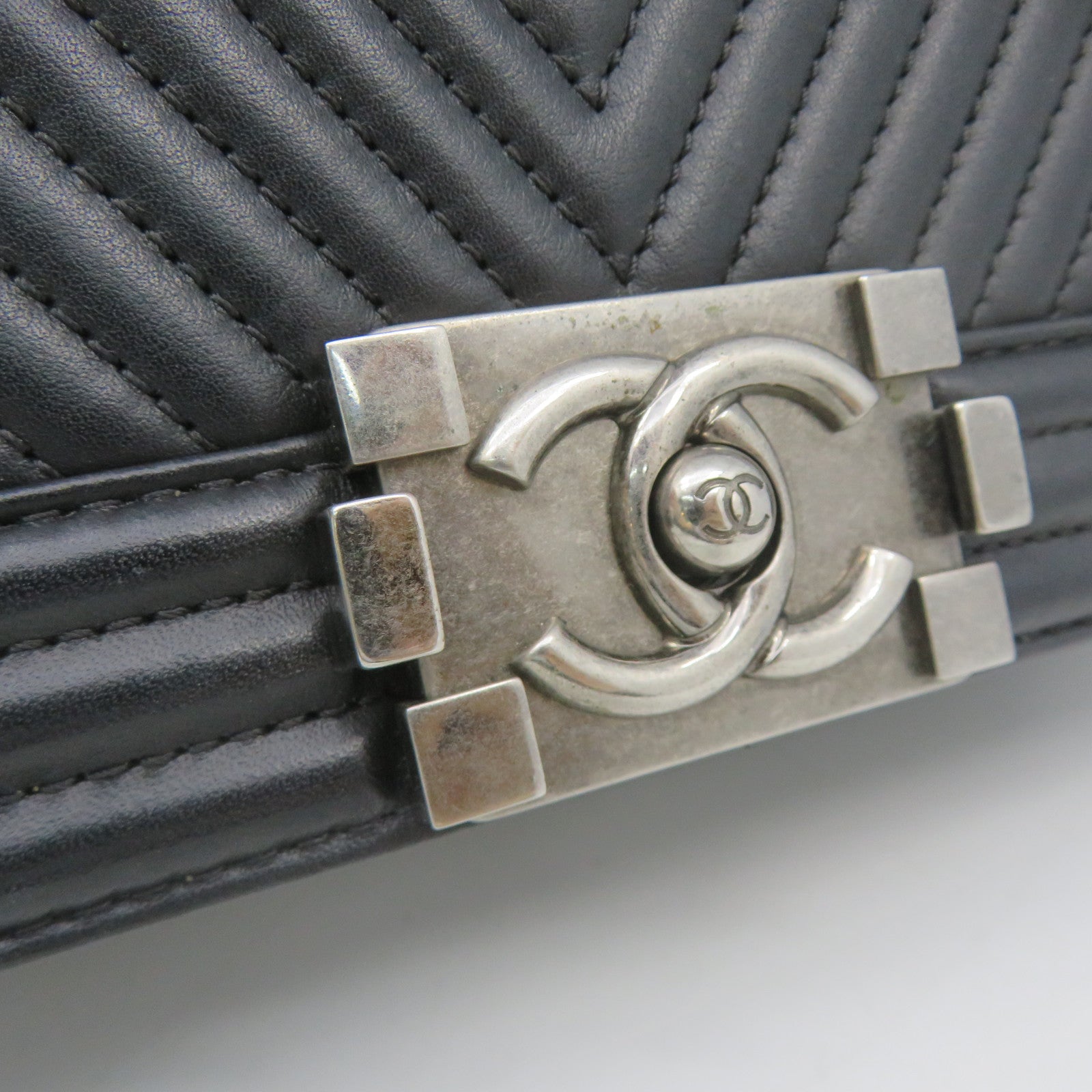 CHANEL 斜紋羊皮皮革Boy 28 Chain Shoulder鏈帶肩背袋黑色