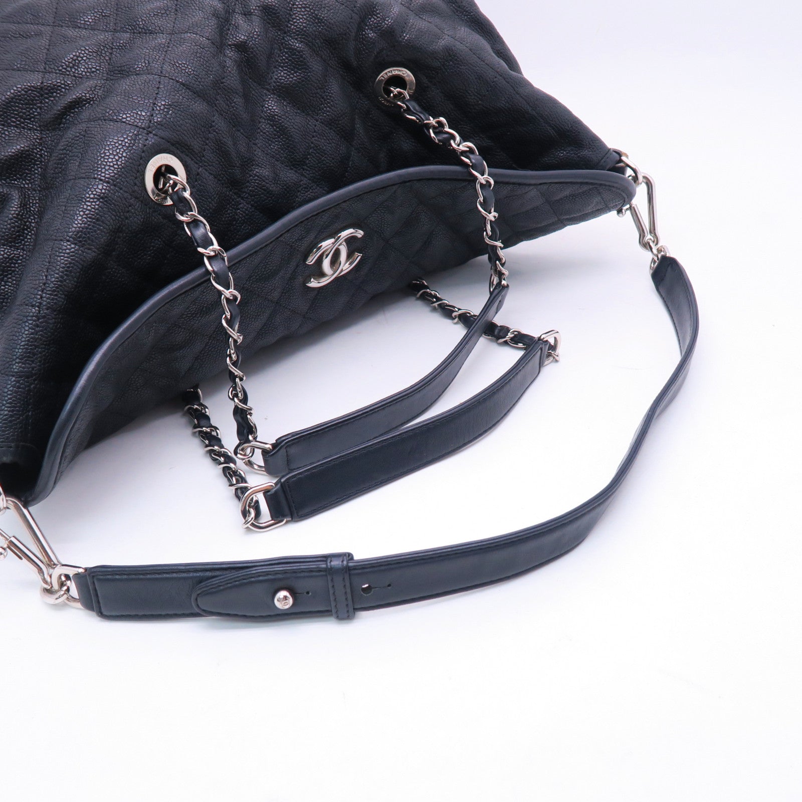 CHANEL 菱格Caviar皮革Chain Shoulder銀扣肩背袋黑色
