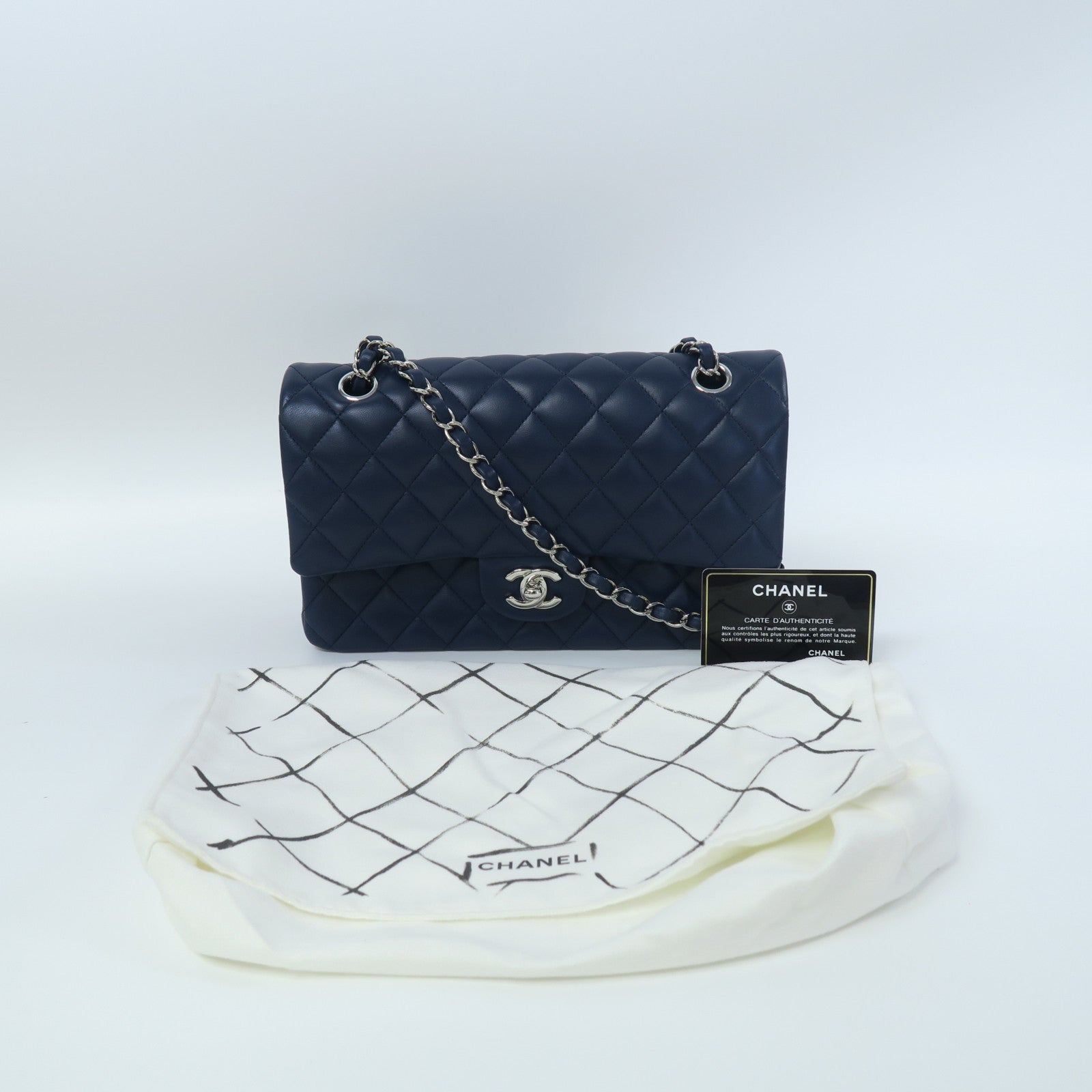 CHANEL 菱格皮革Classic Flap銀扣鏈帶肩背袋深藍色