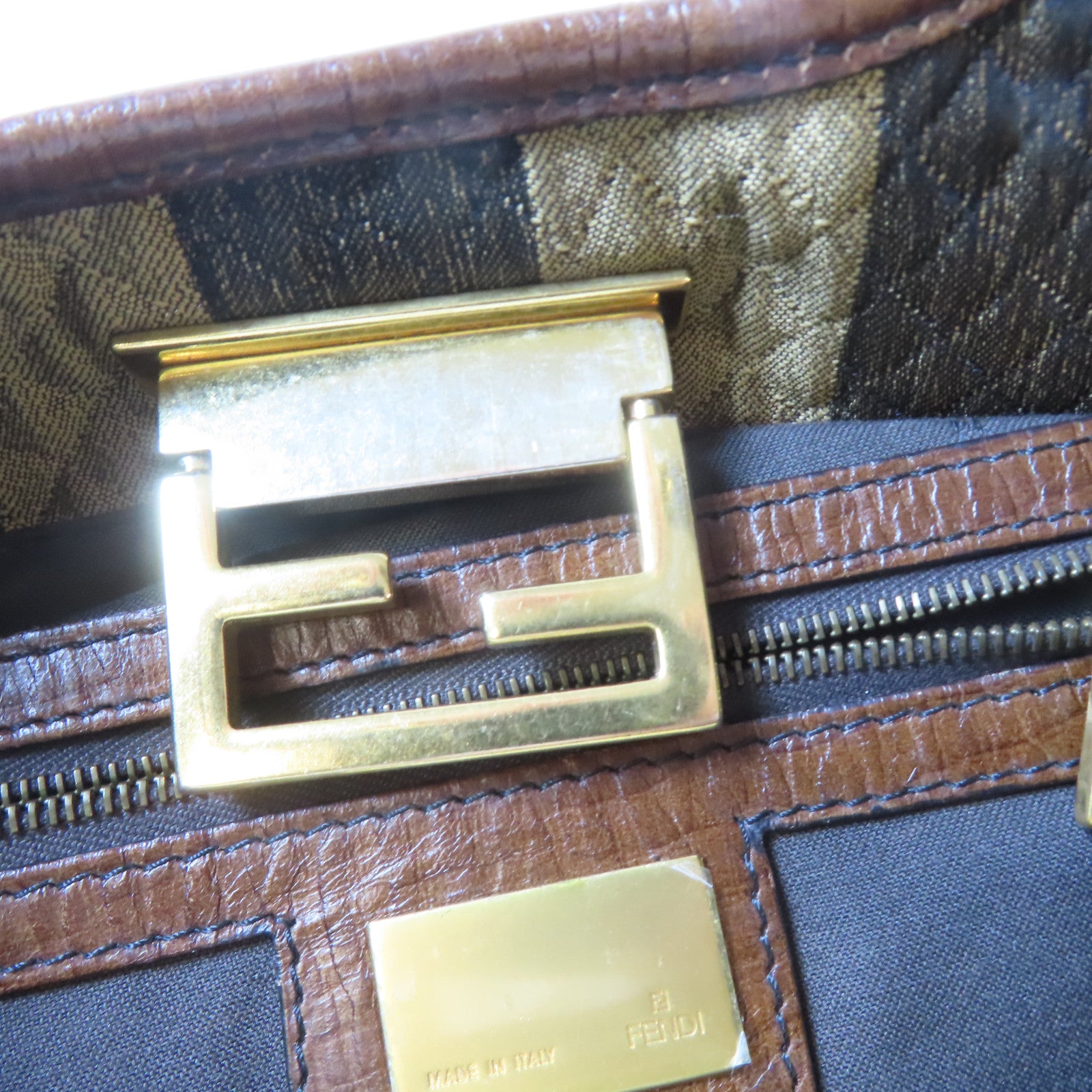 FENDI 帆布Shoulder Bag金扣肩背袋啡色