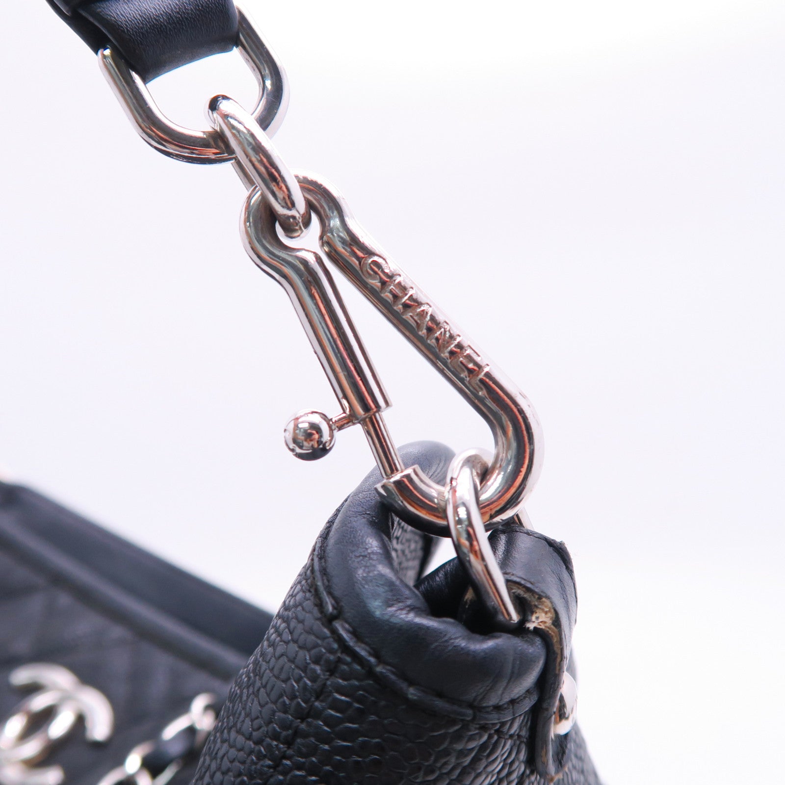CHANEL 菱格Caviar皮革Chain Shoulder銀扣肩背袋黑色