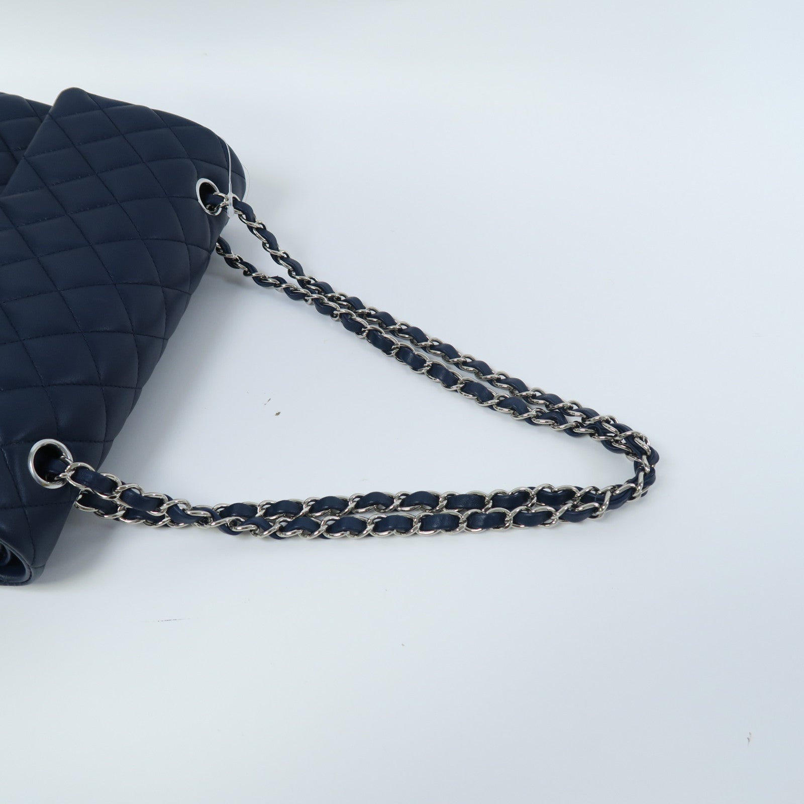 CHANEL 菱格皮革Classic Flap銀扣鏈帶肩背袋深藍色