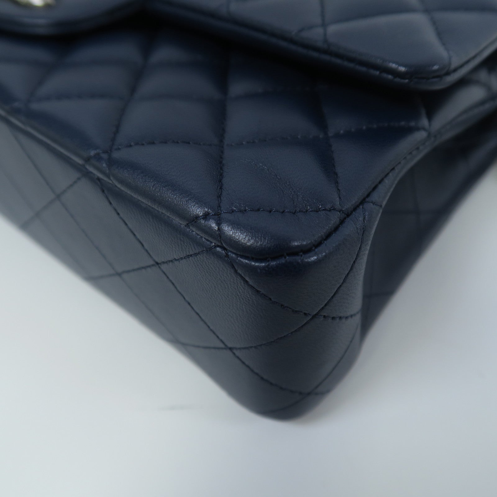CHANEL 菱格皮革Classic Flap銀扣鏈帶肩背袋深藍色