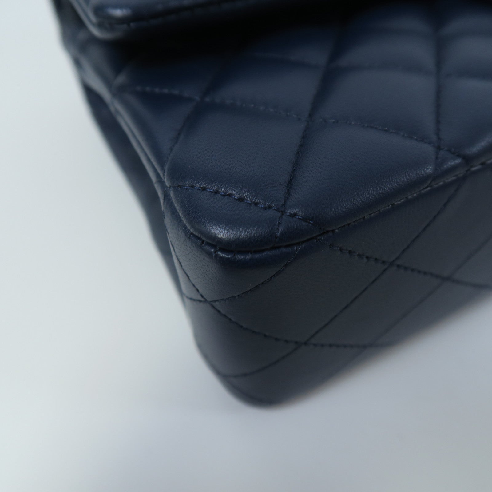 CHANEL 菱格皮革Classic Flap銀扣鏈帶肩背袋深藍色