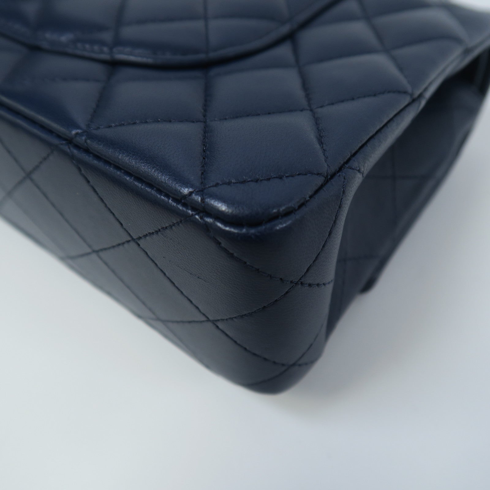 CHANEL 菱格皮革Classic Flap銀扣鏈帶肩背袋深藍色