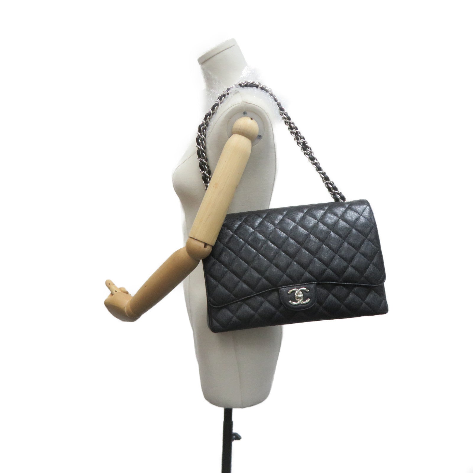 CHANEL Caviar皮革Maxi Jumbo Shoulder Bag银扣链带肩背袋黑色