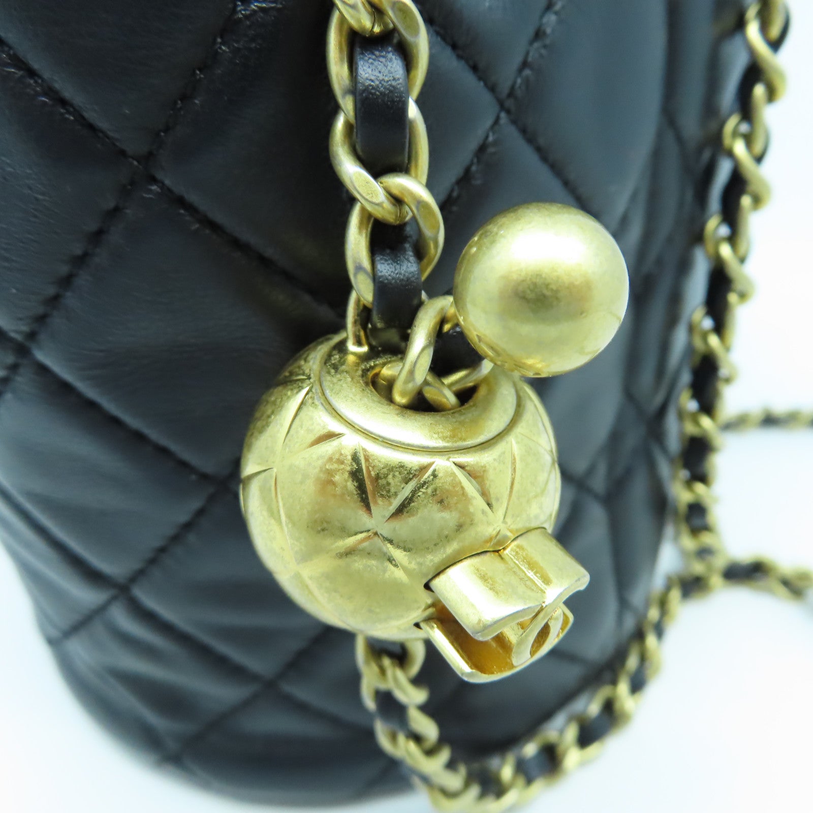 CHANEL 菱格羊皮皮革Bucket Bag金扣鏈帶肩背袋黑色