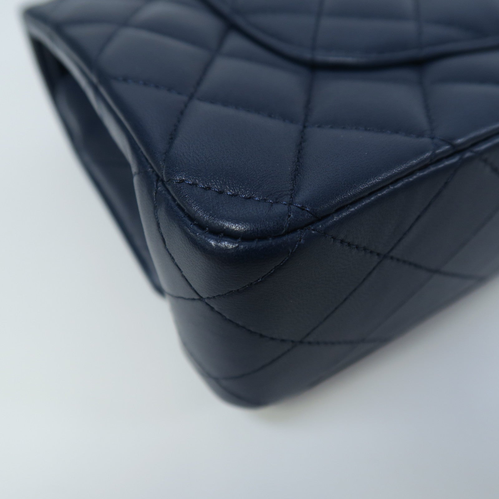 CHANEL 菱格皮革Classic Flap銀扣鏈帶肩背袋深藍色