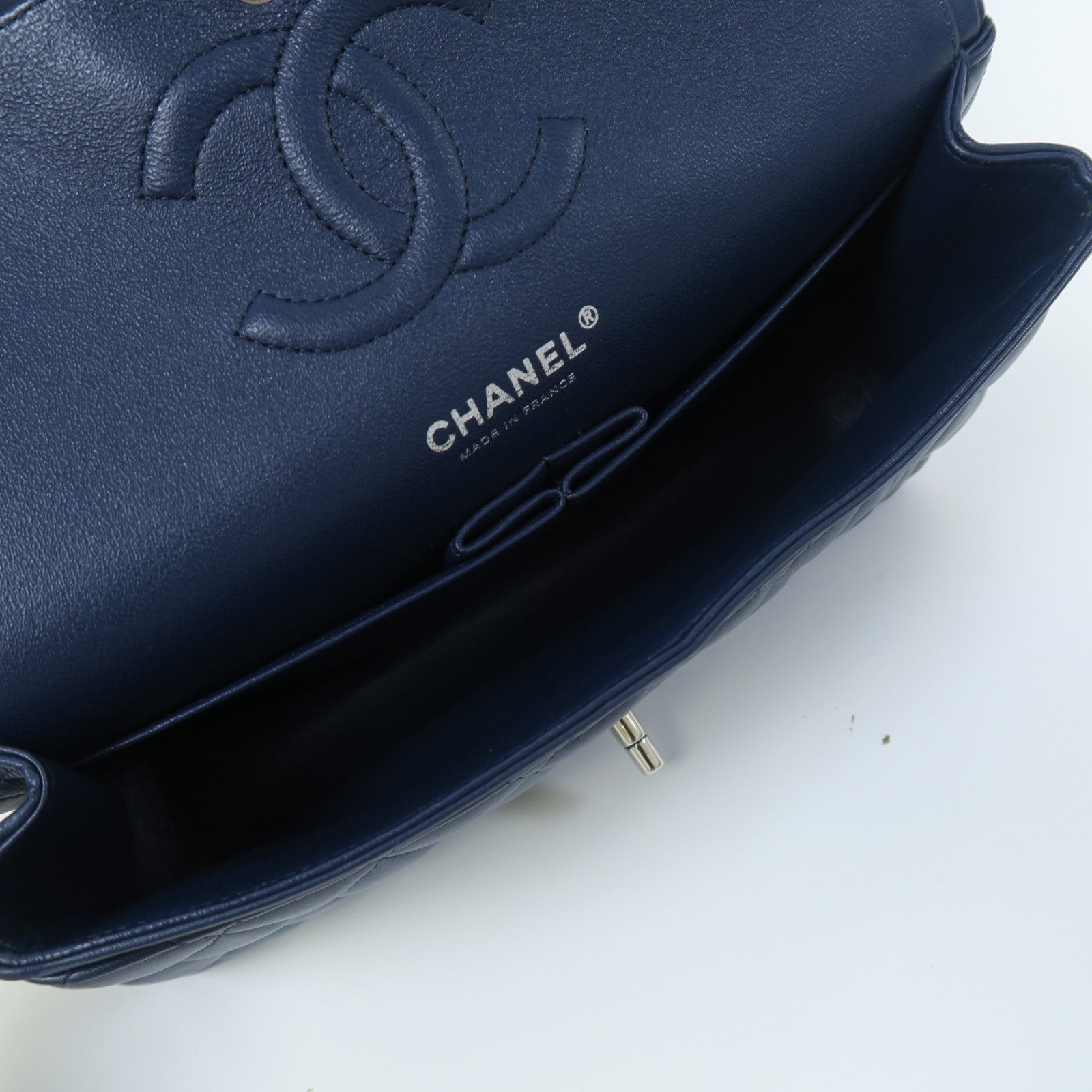 CHANEL 菱格皮革Classic Flap銀扣鏈帶肩背袋深藍色