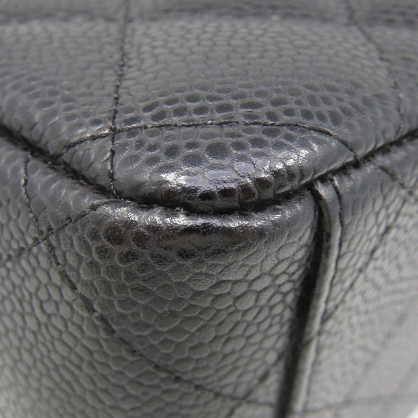 CHANEL Caviar皮革Maxi Jumbo Shoulder Bag银扣链带肩背袋黑色