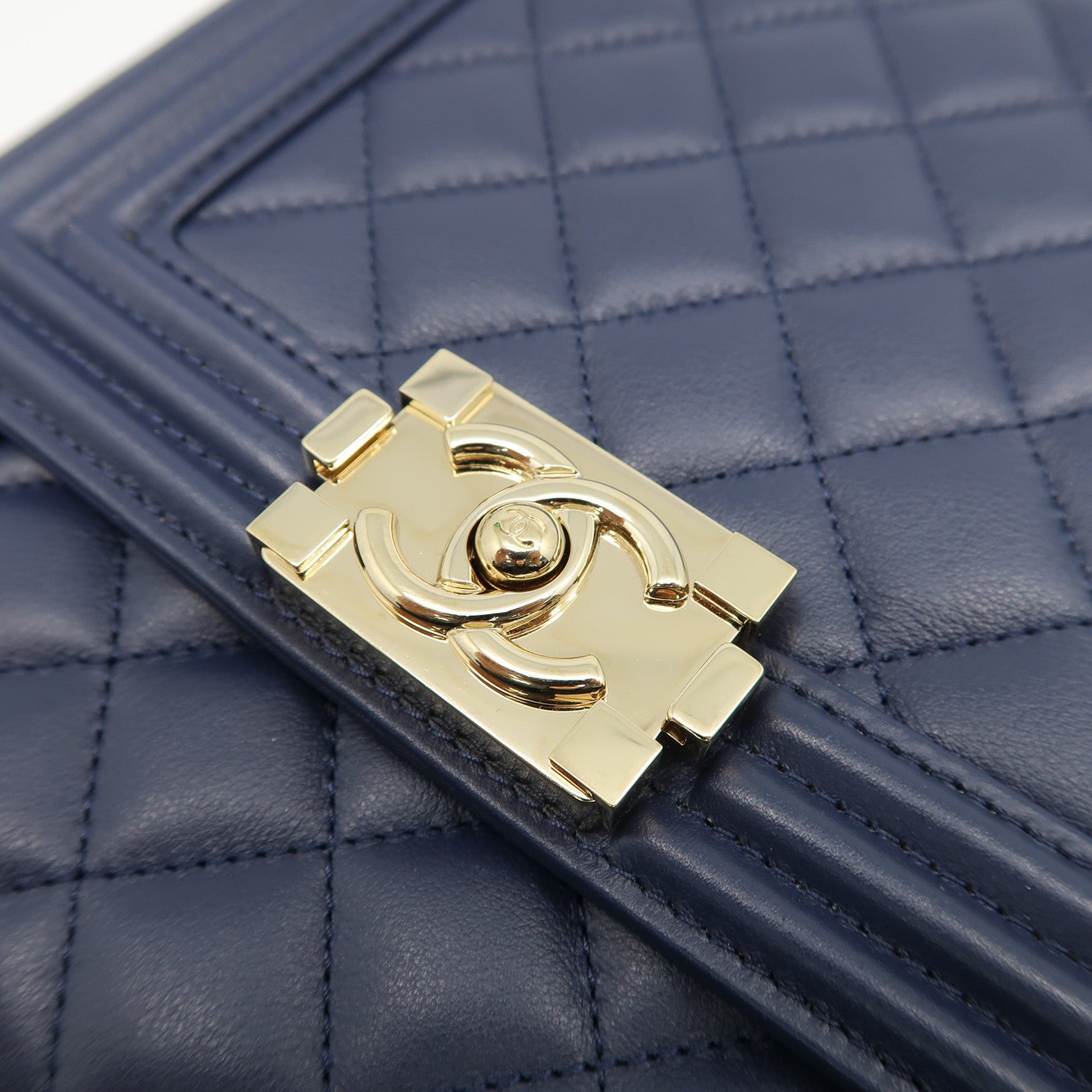 CHANEL 菱格牛皮皮革Boy North South Chain Shoulder Bag金扣鏈帶肩背袋藍色