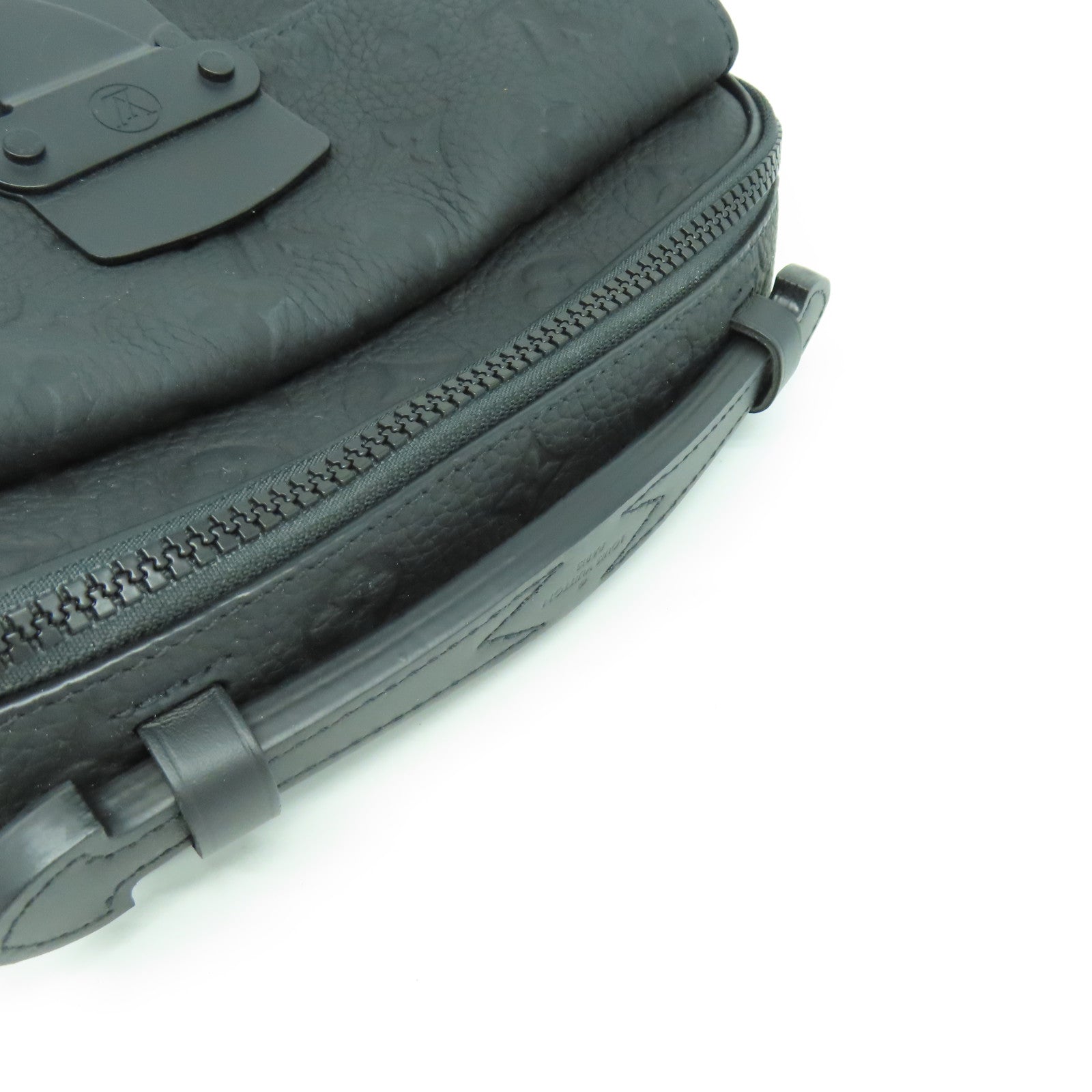 LOUIS VUITTON Monogram Taurillon S Lock Bag黑扣肩背袋黑色
