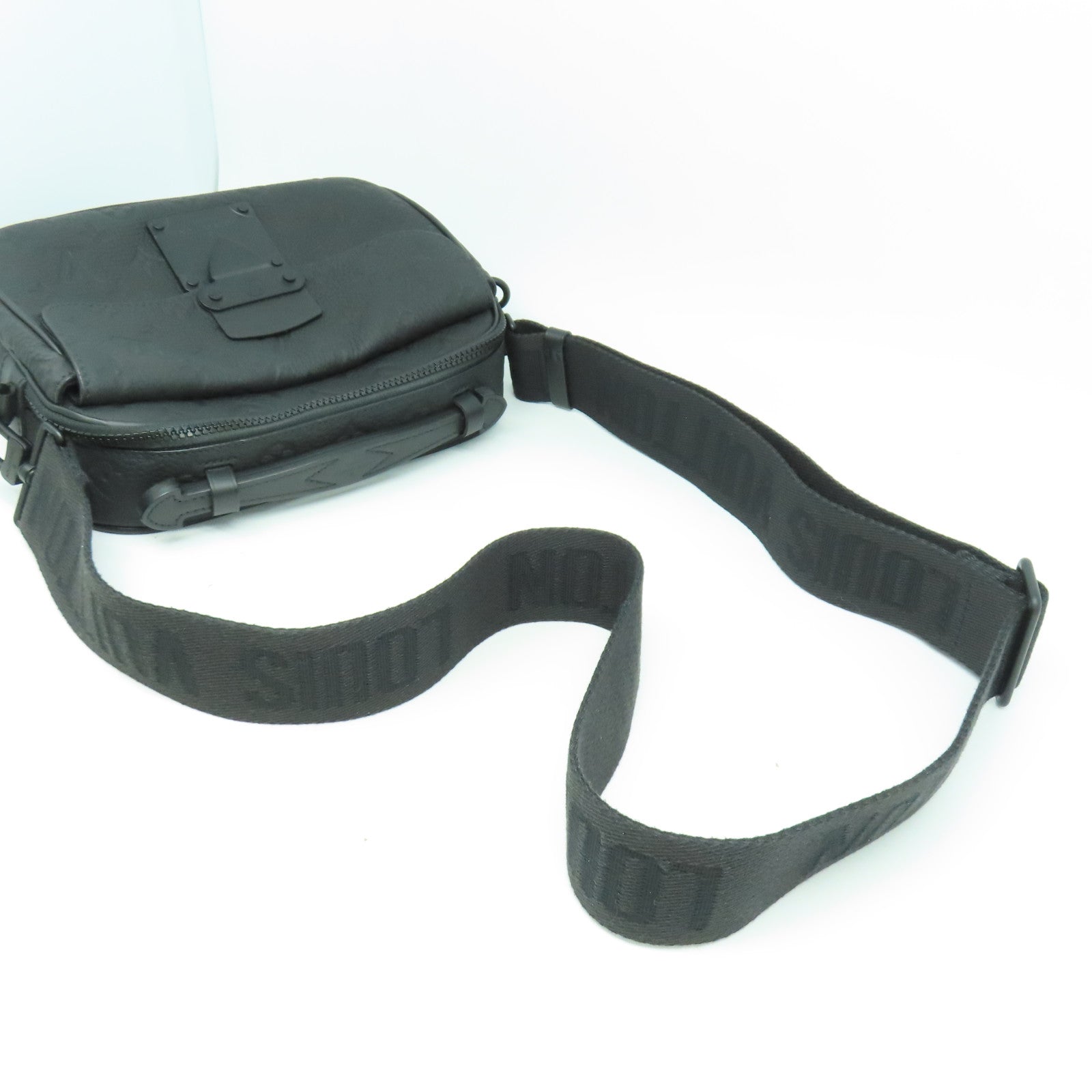 LOUIS VUITTON Monogram Taurillon S Lock Bag黑扣肩背袋黑色