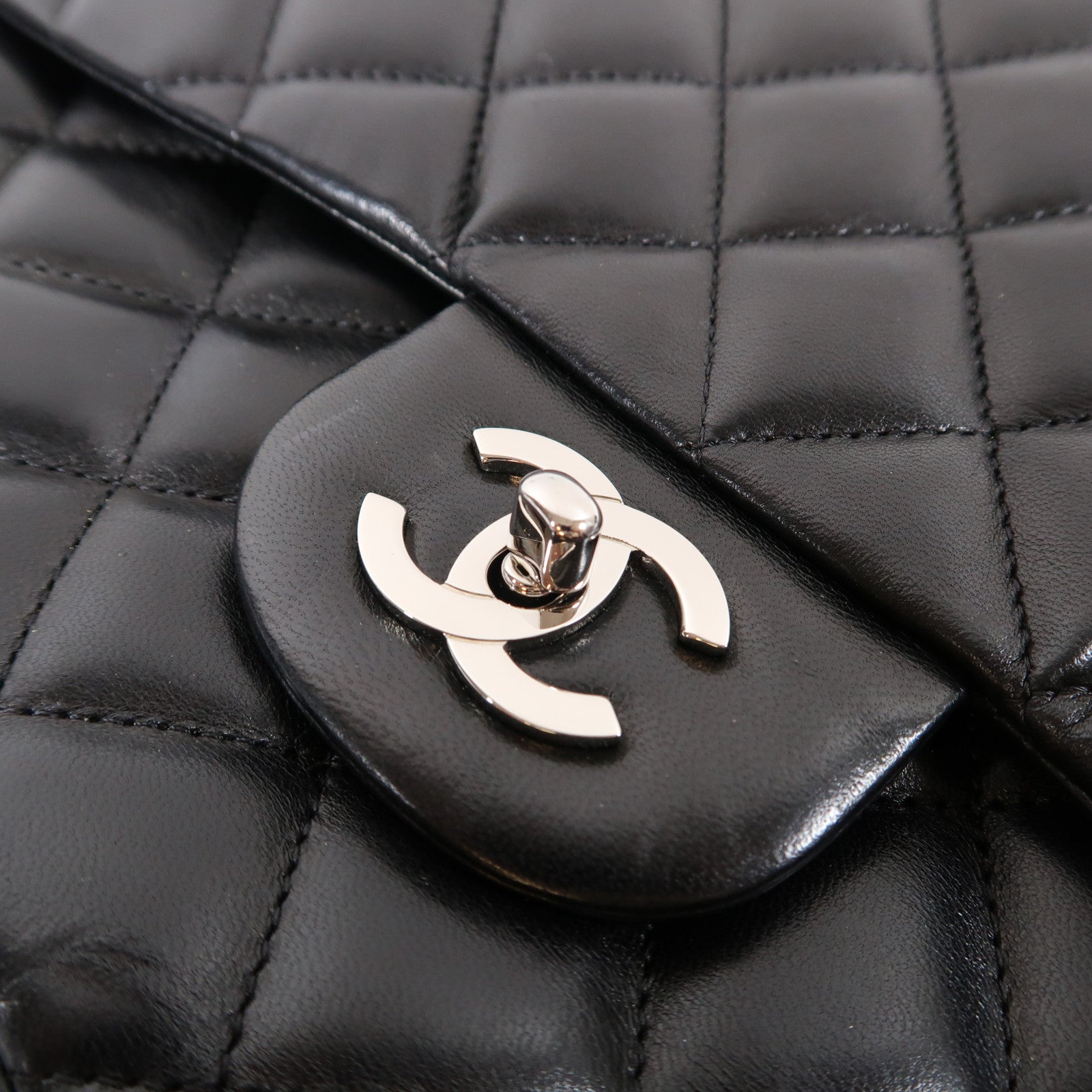 CHANEL 菱格羊皮皮革Classic Flap Jumbo銀扣鏈帶肩背袋黑色