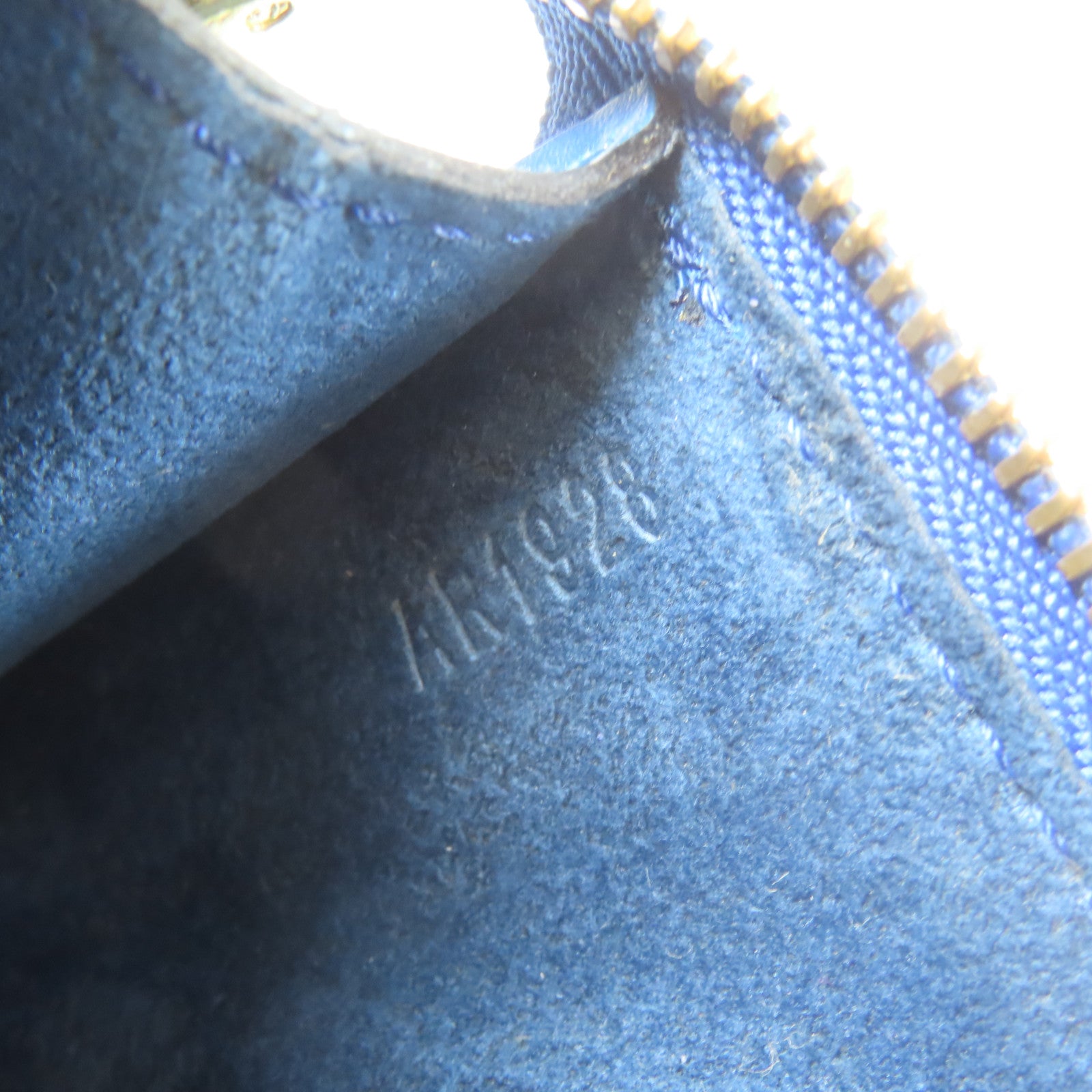 LOUIS VUITTON Epi Pochette Accessories金扣手挽袋藍色