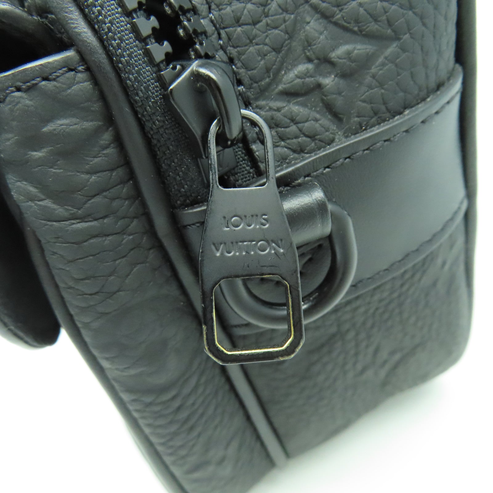 LOUIS VUITTON Monogram Taurillon S Lock Bag黑扣肩背袋黑色