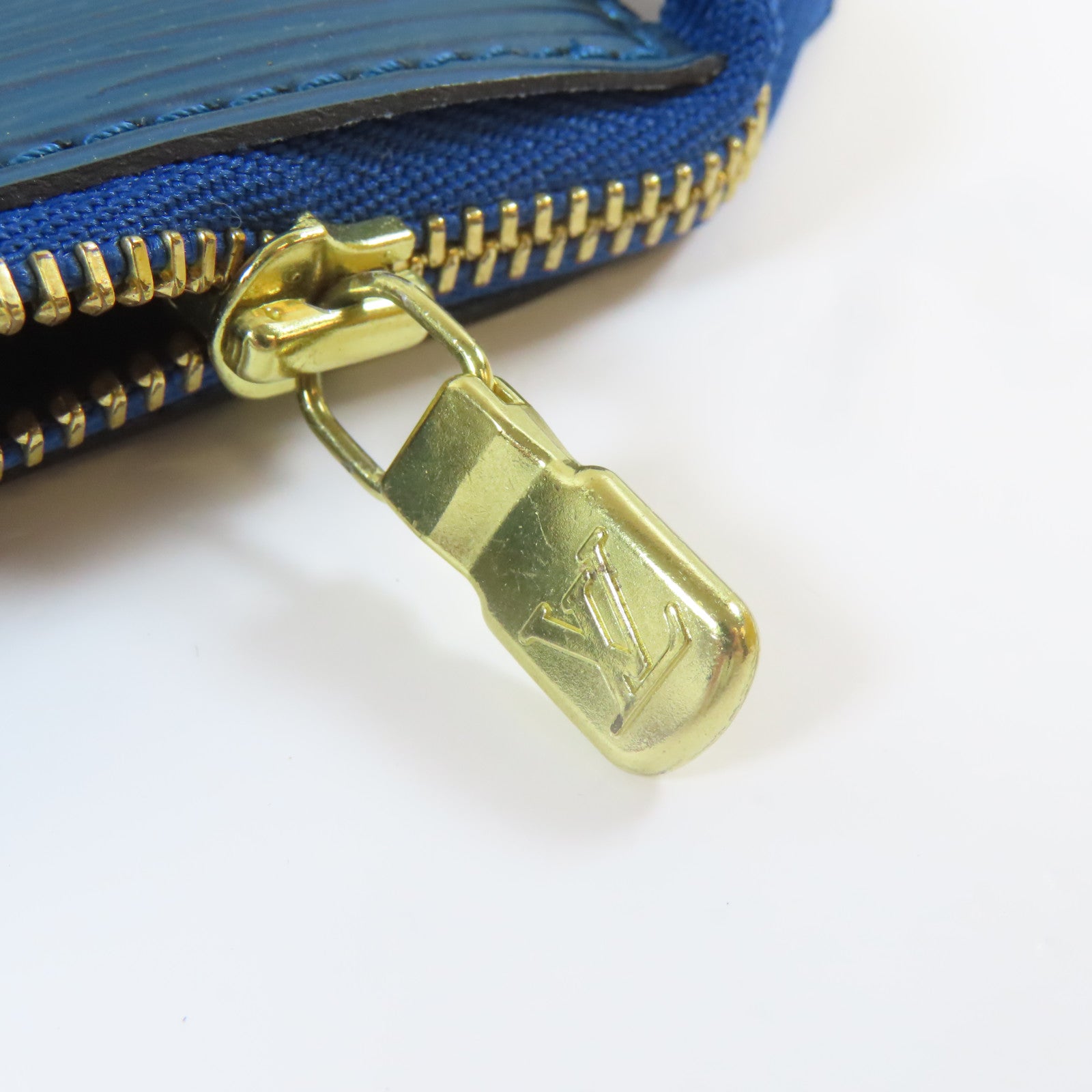 LOUIS VUITTON Epi Pochette Accessories金扣手挽袋藍色
