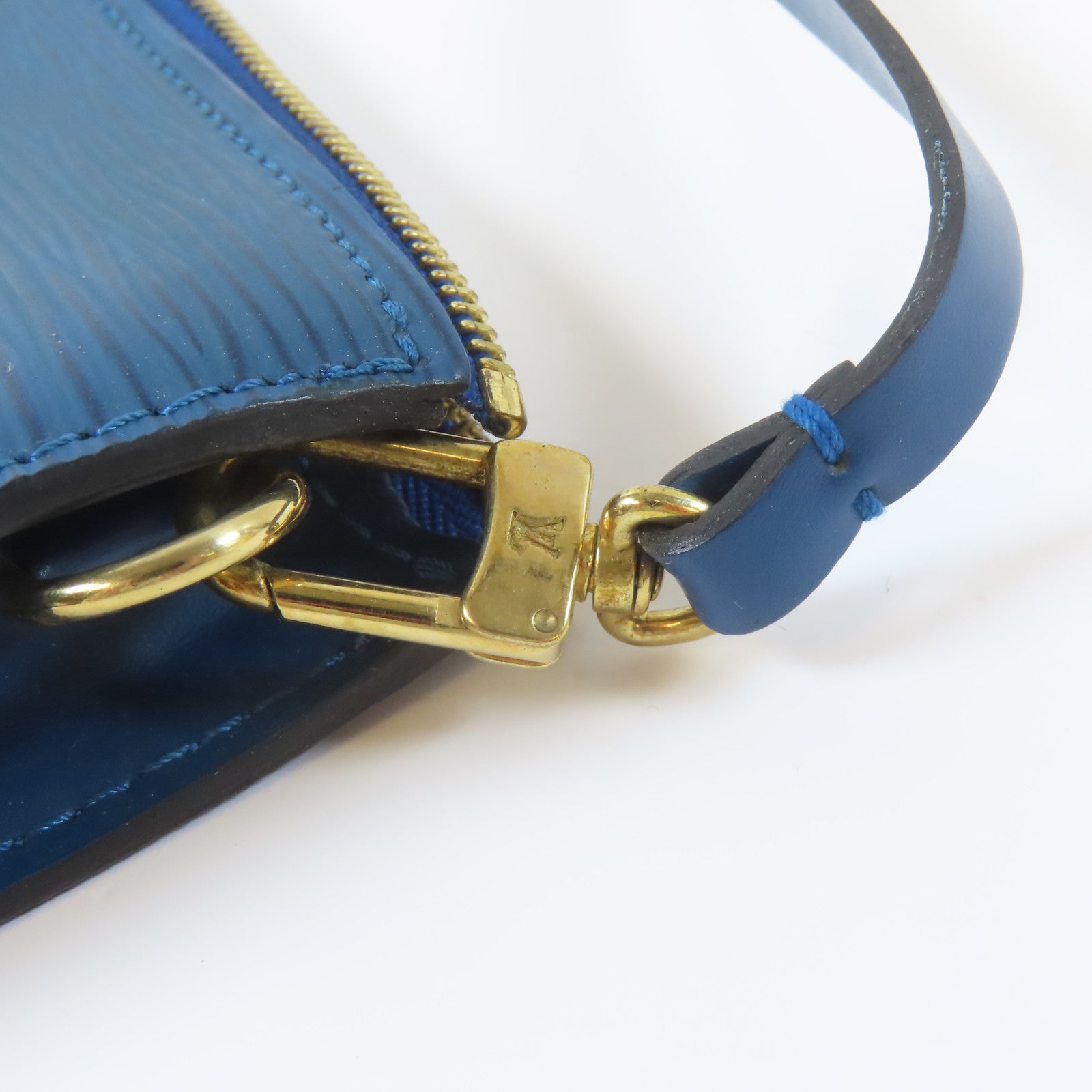 LOUIS VUITTON Epi Pochette Accessories金扣手挽袋藍色