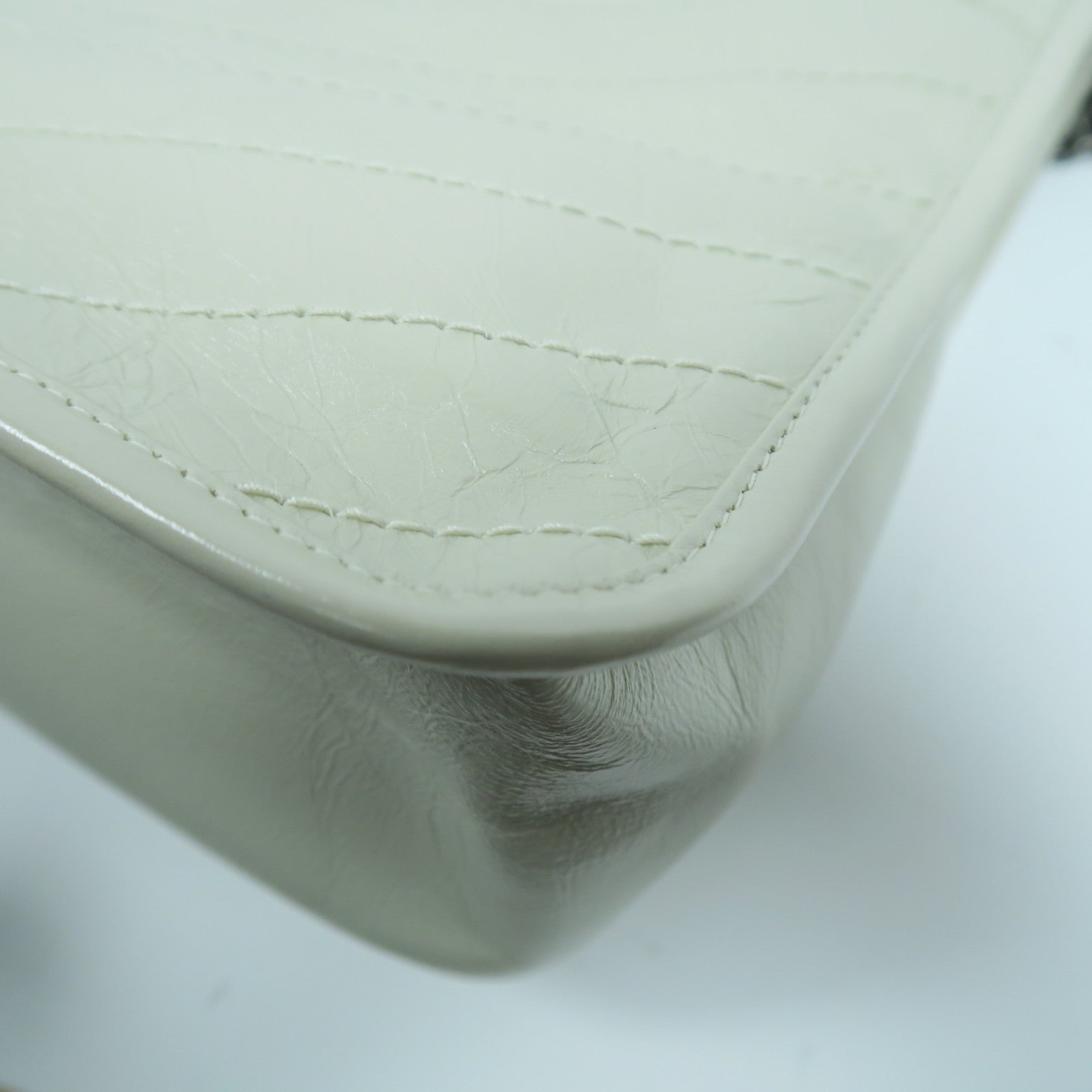 SAINT LAURENT 斜紋牛皮皮革Niki銀扣肩背袋白色