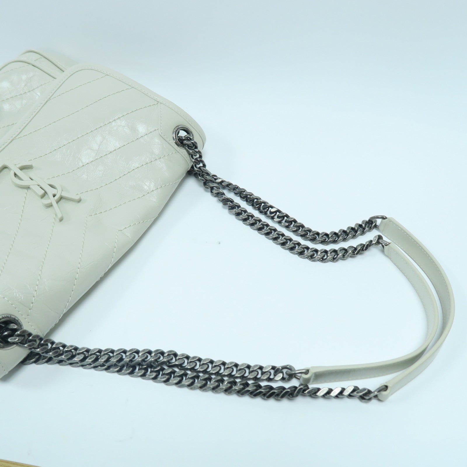 SAINT LAURENT 斜紋牛皮皮革Niki銀扣肩背袋白色