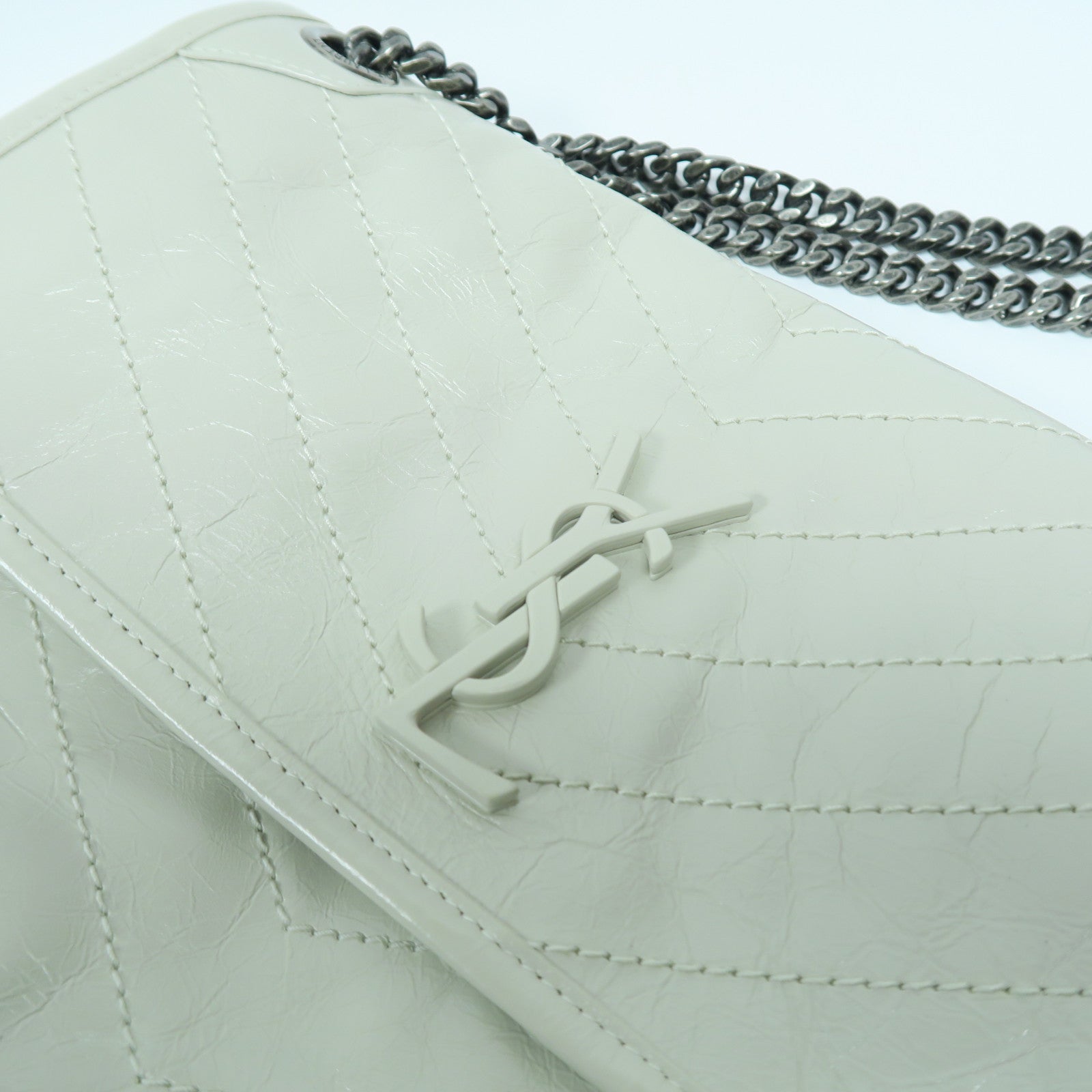 SAINT LAURENT 斜紋牛皮皮革Niki銀扣肩背袋白色