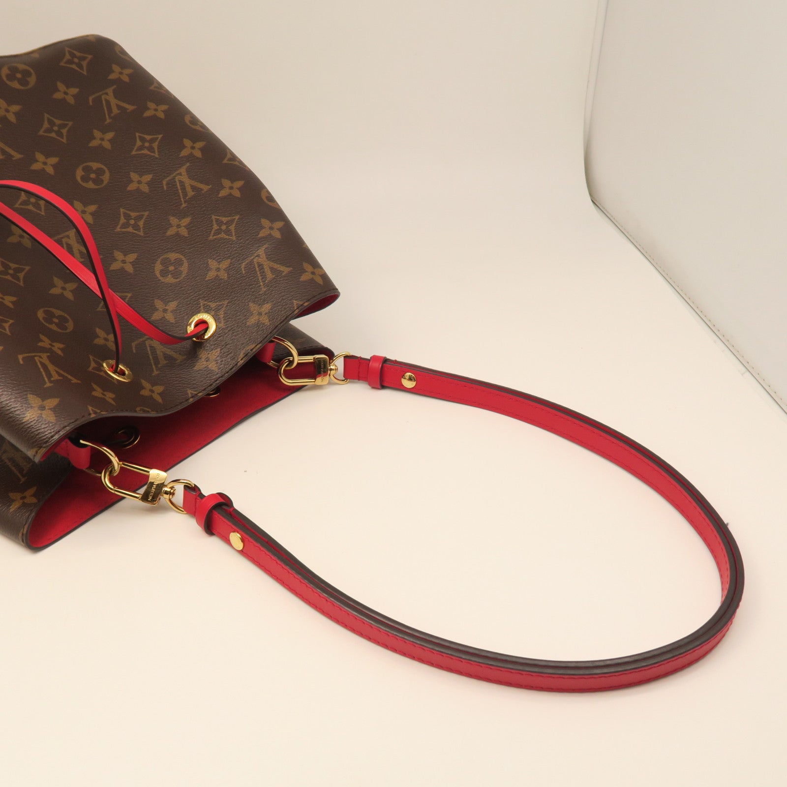 LOUIS VUITTON Monogram Neo NoeMM Gold Buckle Shoulder Bag Brown