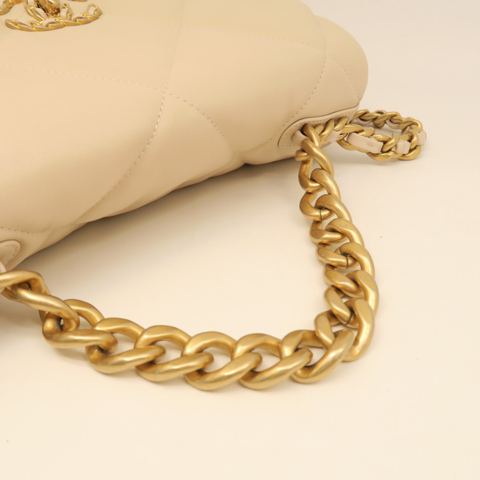 CHANEL rhombic sheepskin leather Chanel 19 Large gold buckle handle shoulder shoulder bag beige