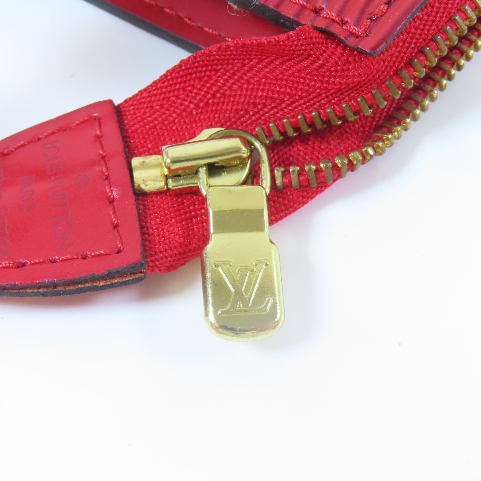 LOUIS VUITTON Epi Pochette Accessories金扣手挽袋紅色