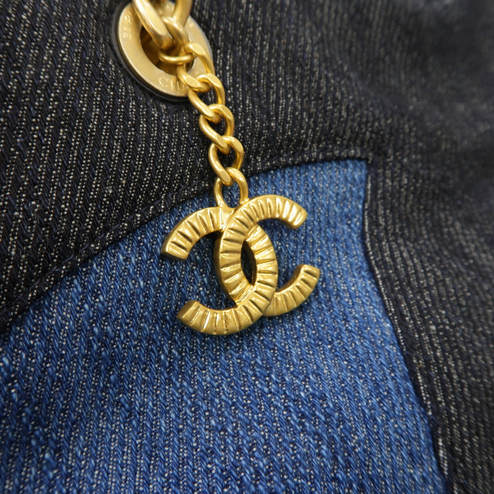 CHANEL 牛仔布Chain Shoulder金扣鏈帶肩背袋藍色