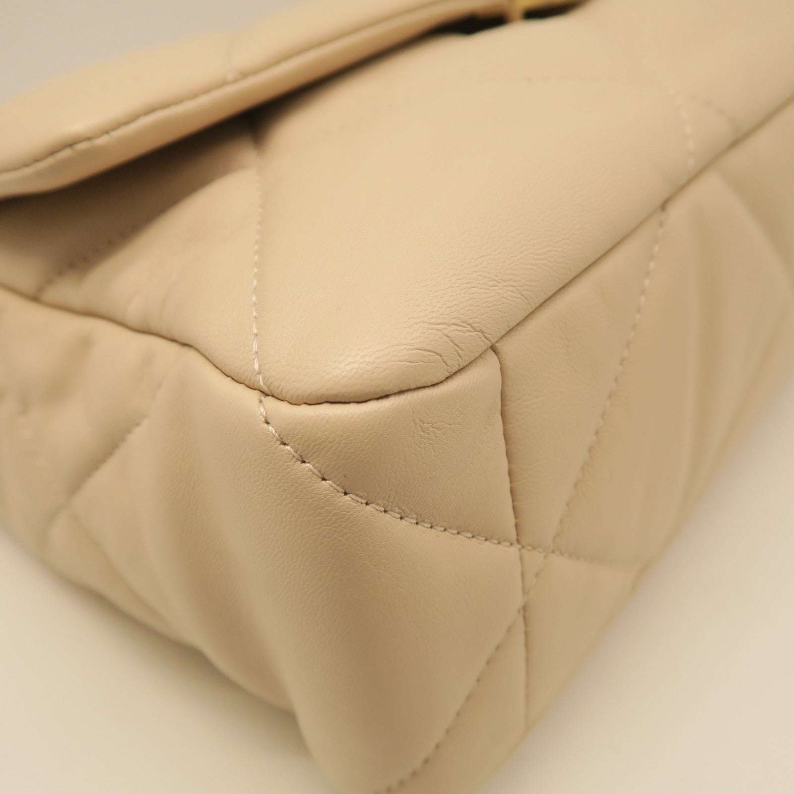 CHANEL rhombic sheepskin leather Chanel 19 Large gold buckle handle shoulder shoulder bag beige