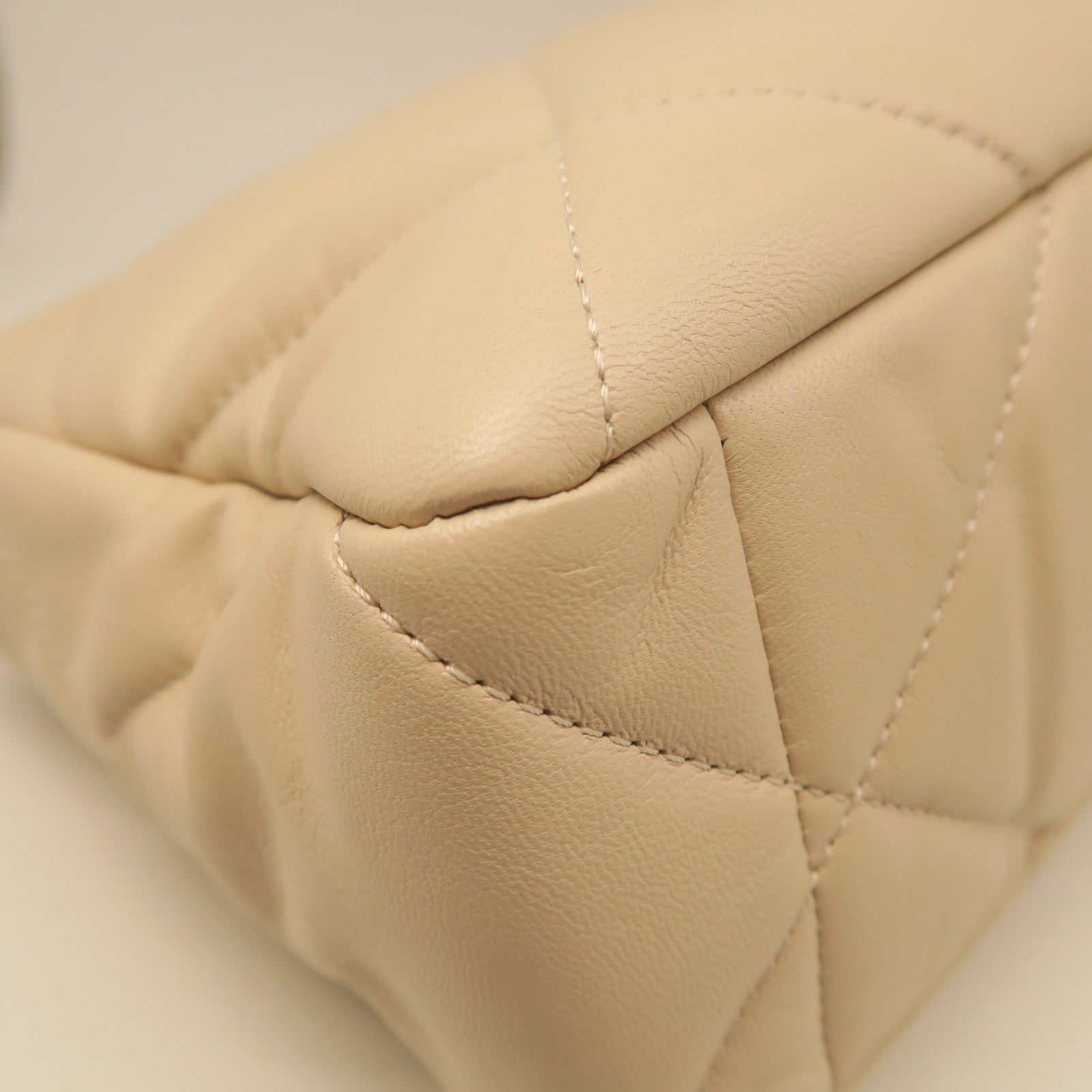 CHANEL rhombic sheepskin leather Chanel 19 Large gold buckle handle shoulder shoulder bag beige