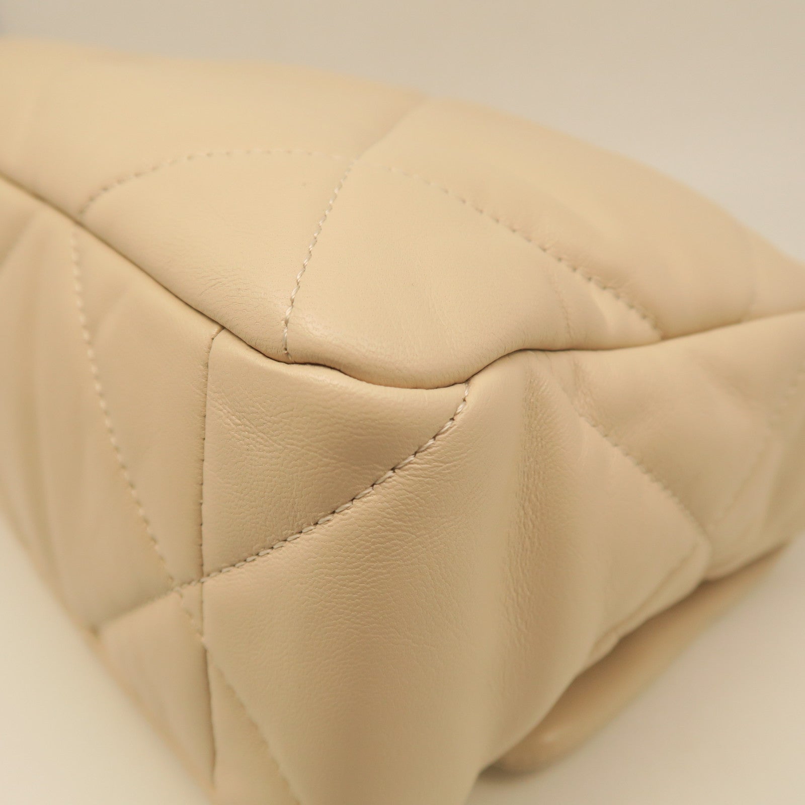 CHANEL rhombic sheepskin leather Chanel 19 Large gold buckle handle shoulder shoulder bag beige
