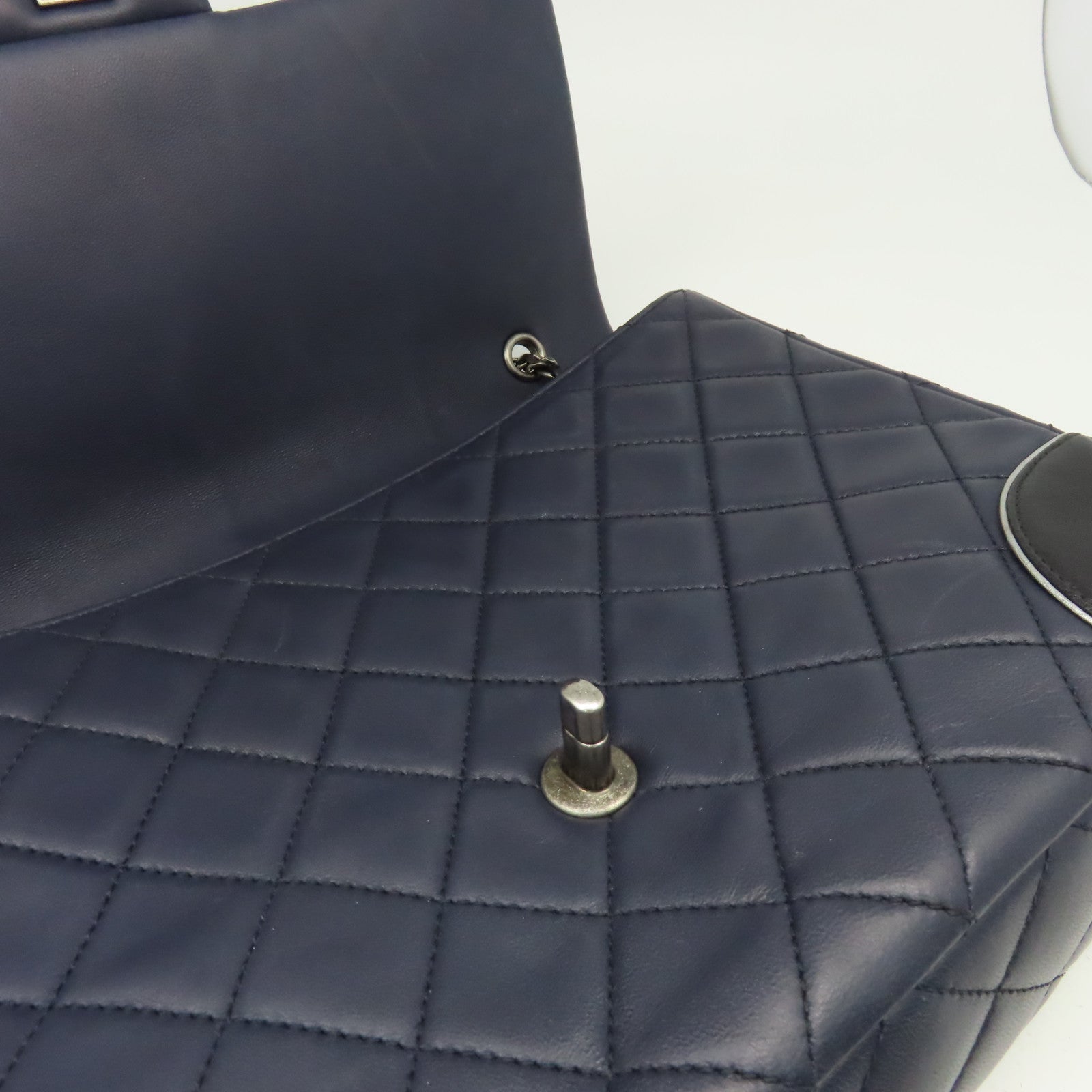 CHANEL 菱格羊皮皮革Chain Shoulder銀扣鏈帶肩背袋深藍色/黑色