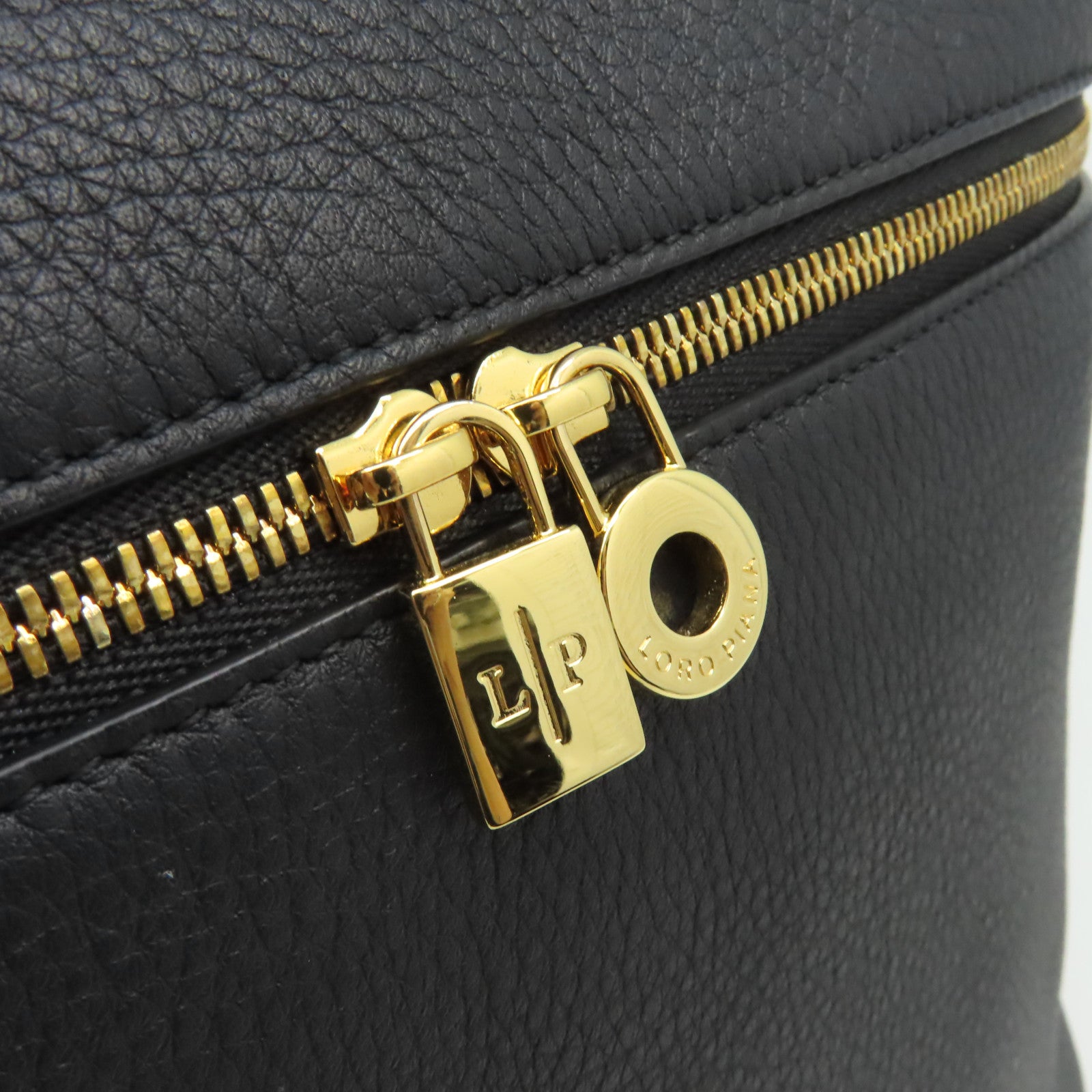 Loro Piana 牛皮皮革Backpack金扣背包黑色