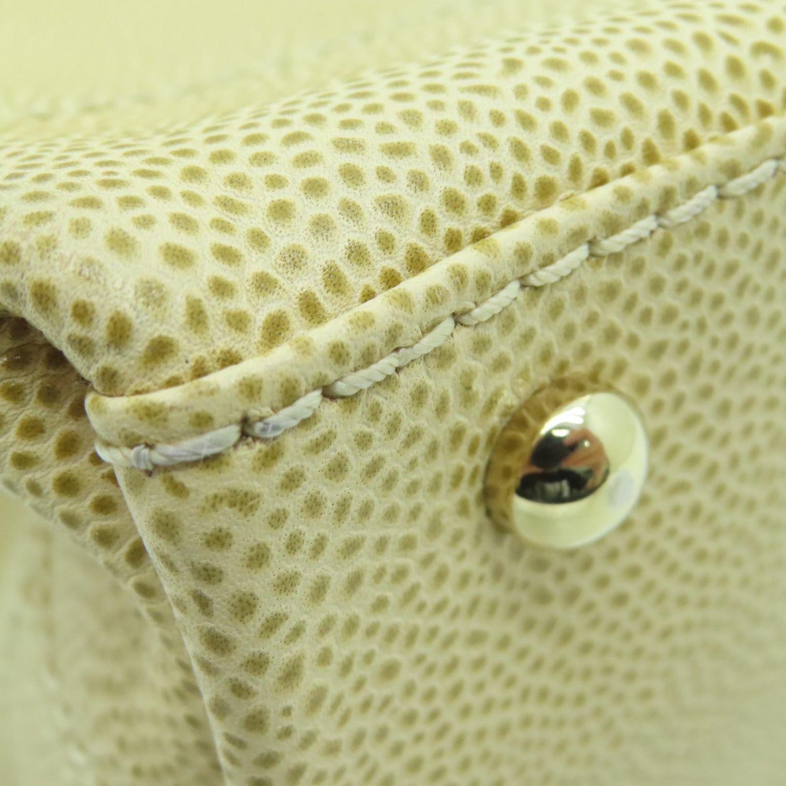 CHANEL 【激减优惠】Caviar皮革Shoulder Bag金扣肩背袋米色