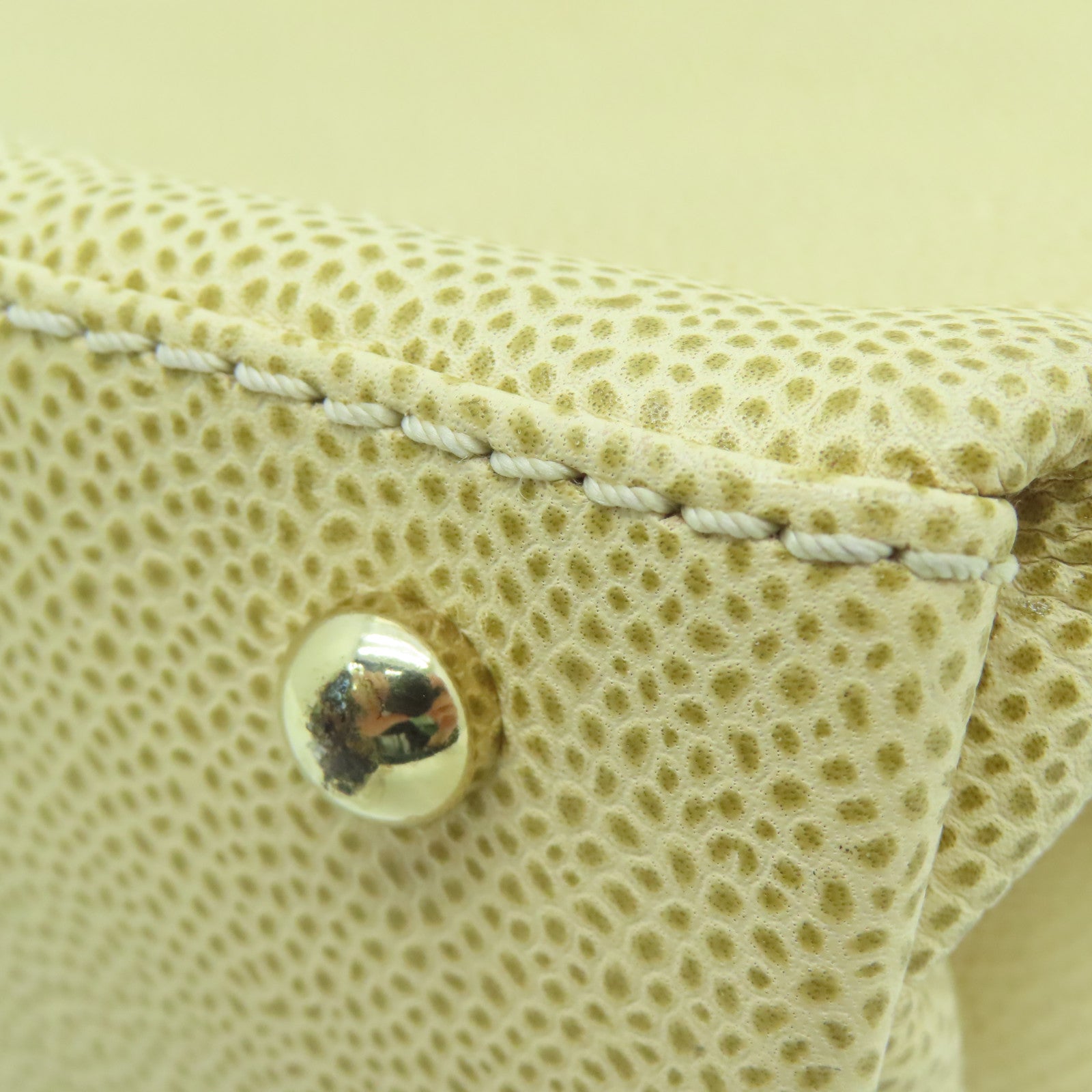 CHANEL 【激减优惠】Caviar皮革Shoulder Bag金扣肩背袋米色