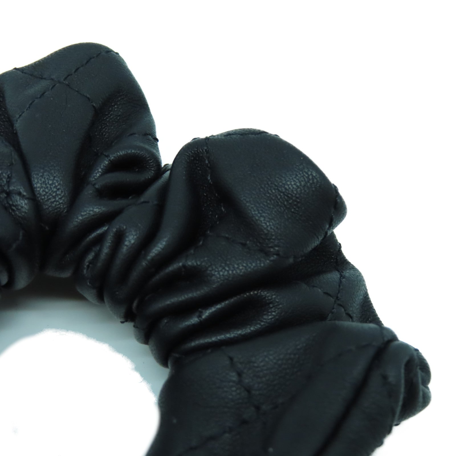 CHANEL 菱格皮革Hair Tie金扣髮圈黑色