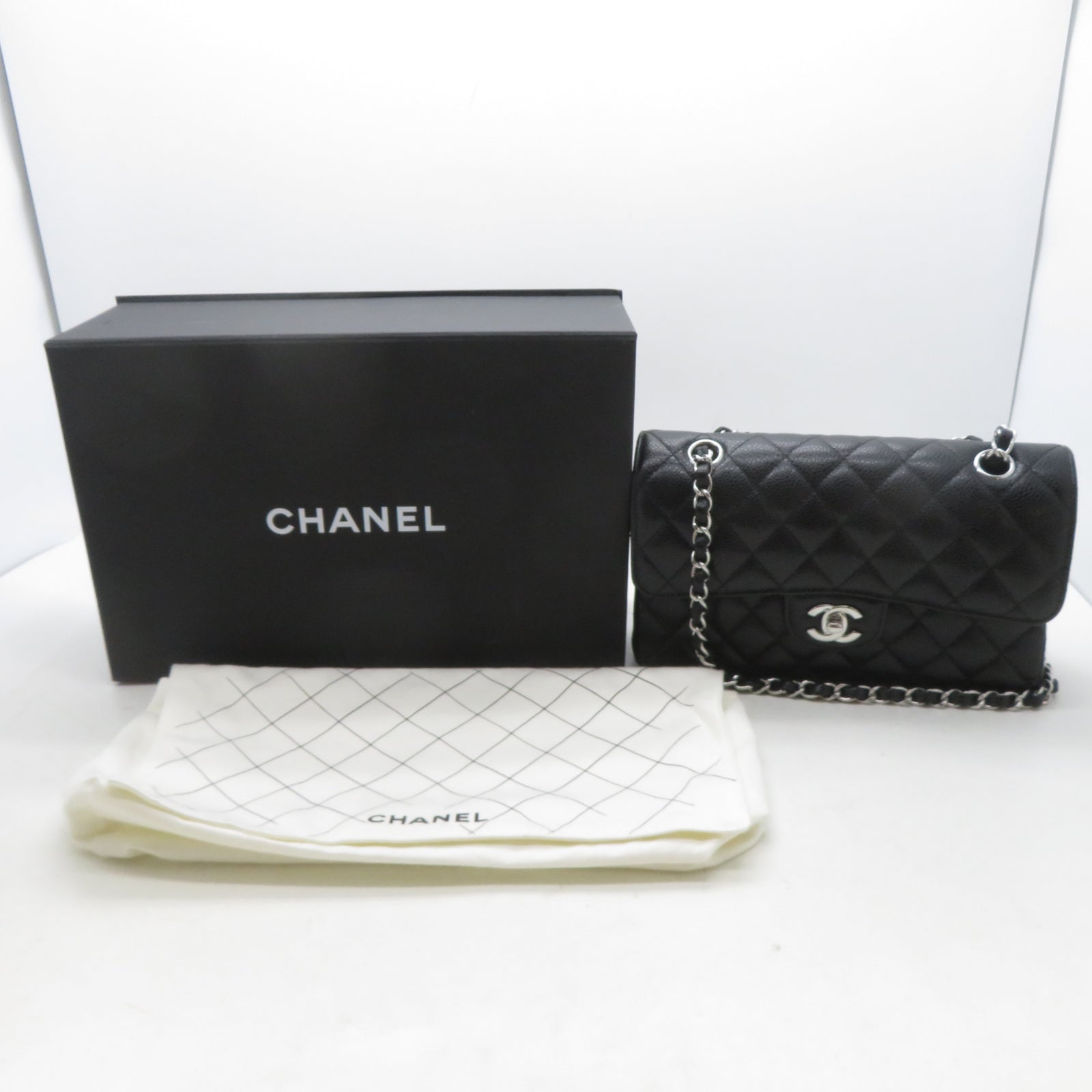 CHANEL 菱格Caviar皮革Classic 23cm銀扣鏈帶肩背袋黑色