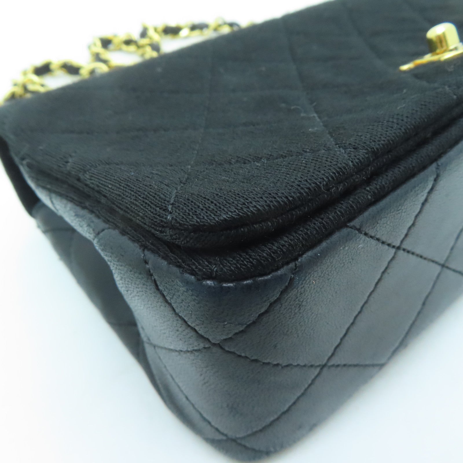 CHANEL diamond fabric / sheepskin leather Vintage 20cm gold buckle chain shoulder bag black